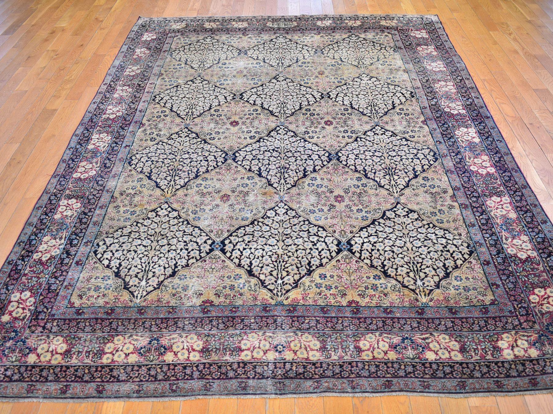 Médiéval Tapis persan ancien de Kermanshah signé, usé, motif de jardin, en laine nouée à la main en vente