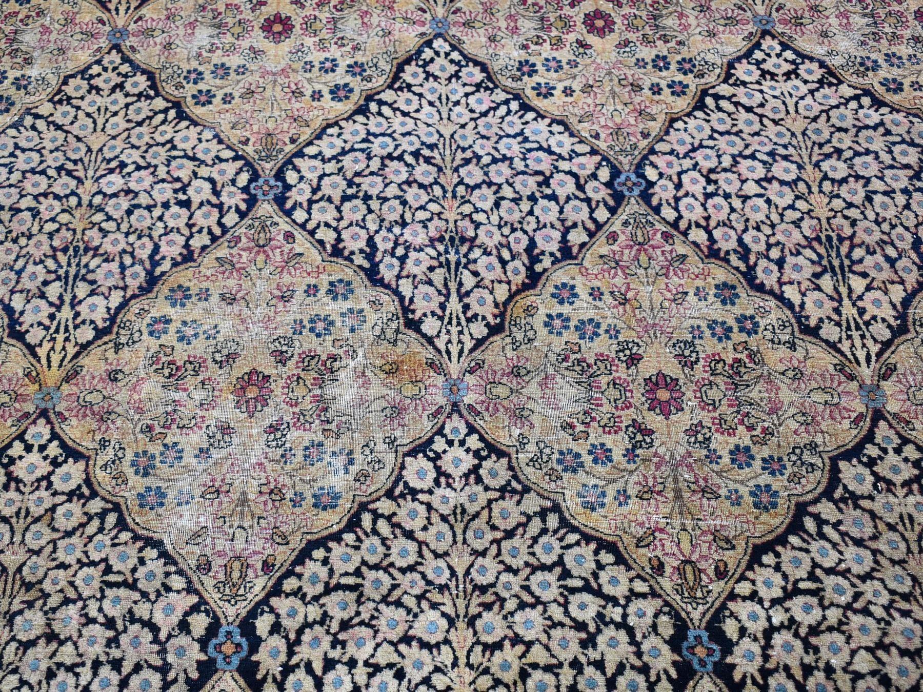 Perse Tapis persan ancien de Kermanshah signé, usé, motif de jardin, en laine nouée à la main en vente