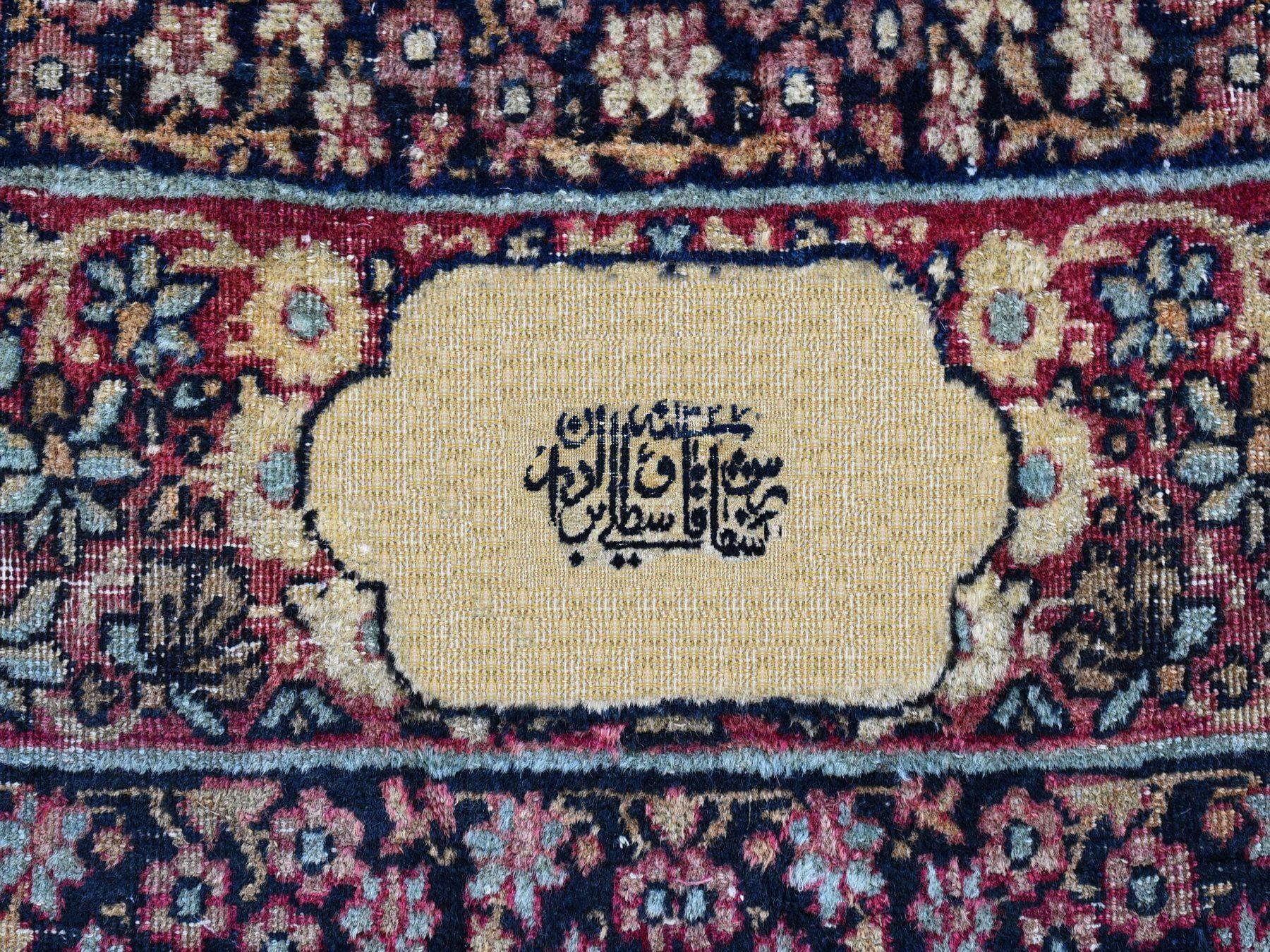 Noué à la main Tapis persan ancien de Kermanshah signé, usé, motif de jardin, en laine nouée à la main en vente