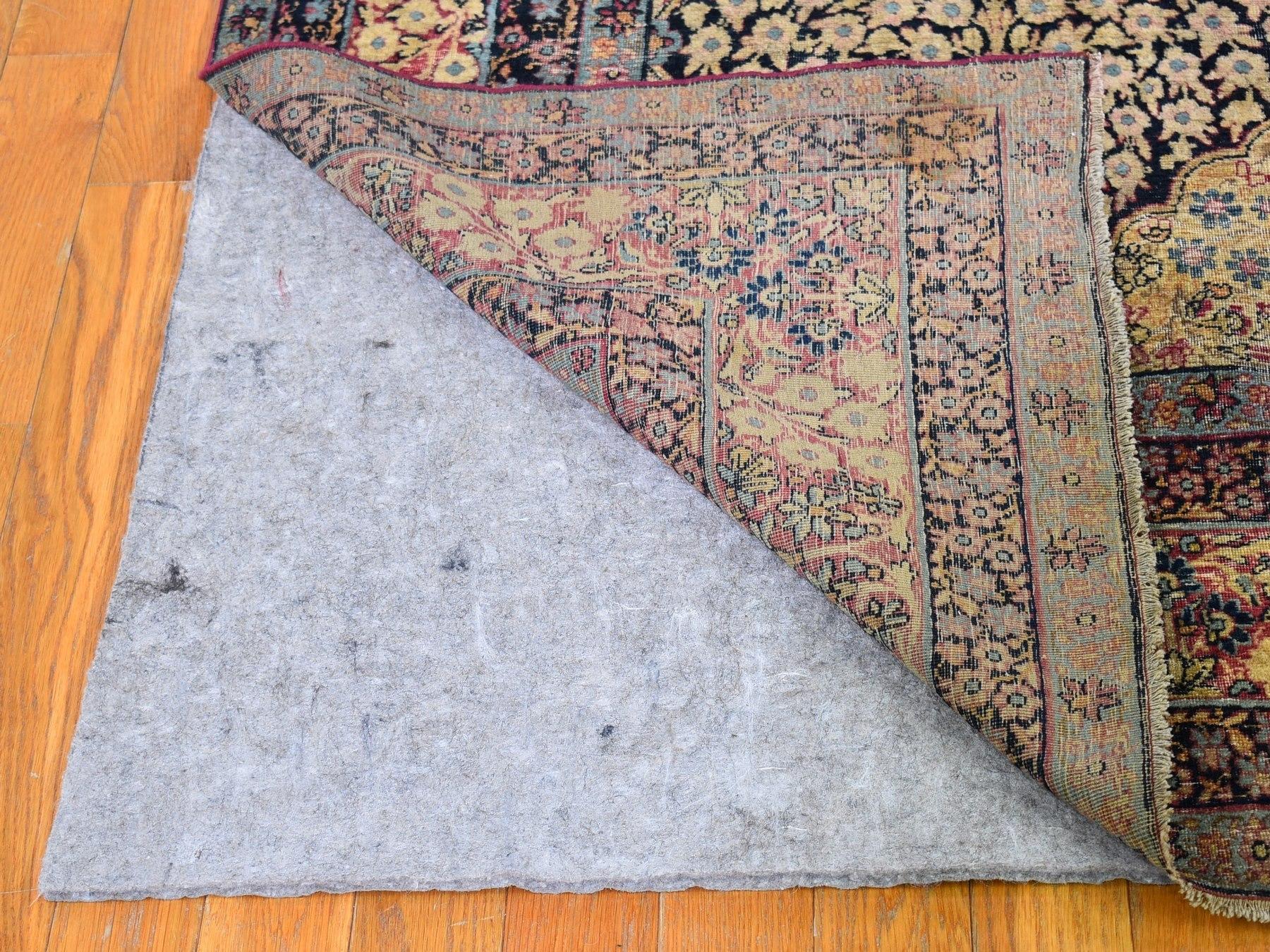 Tapis persan ancien de Kermanshah signé, usé, motif de jardin, en laine nouée à la main Bon état - En vente à Carlstadt, NJ