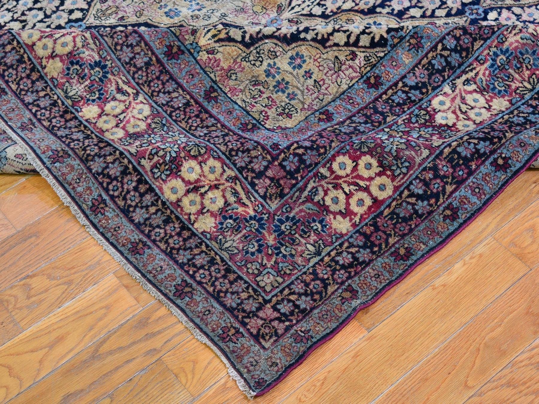 Fin du XIXe siècle Tapis persan ancien de Kermanshah signé, usé, motif de jardin, en laine nouée à la main en vente