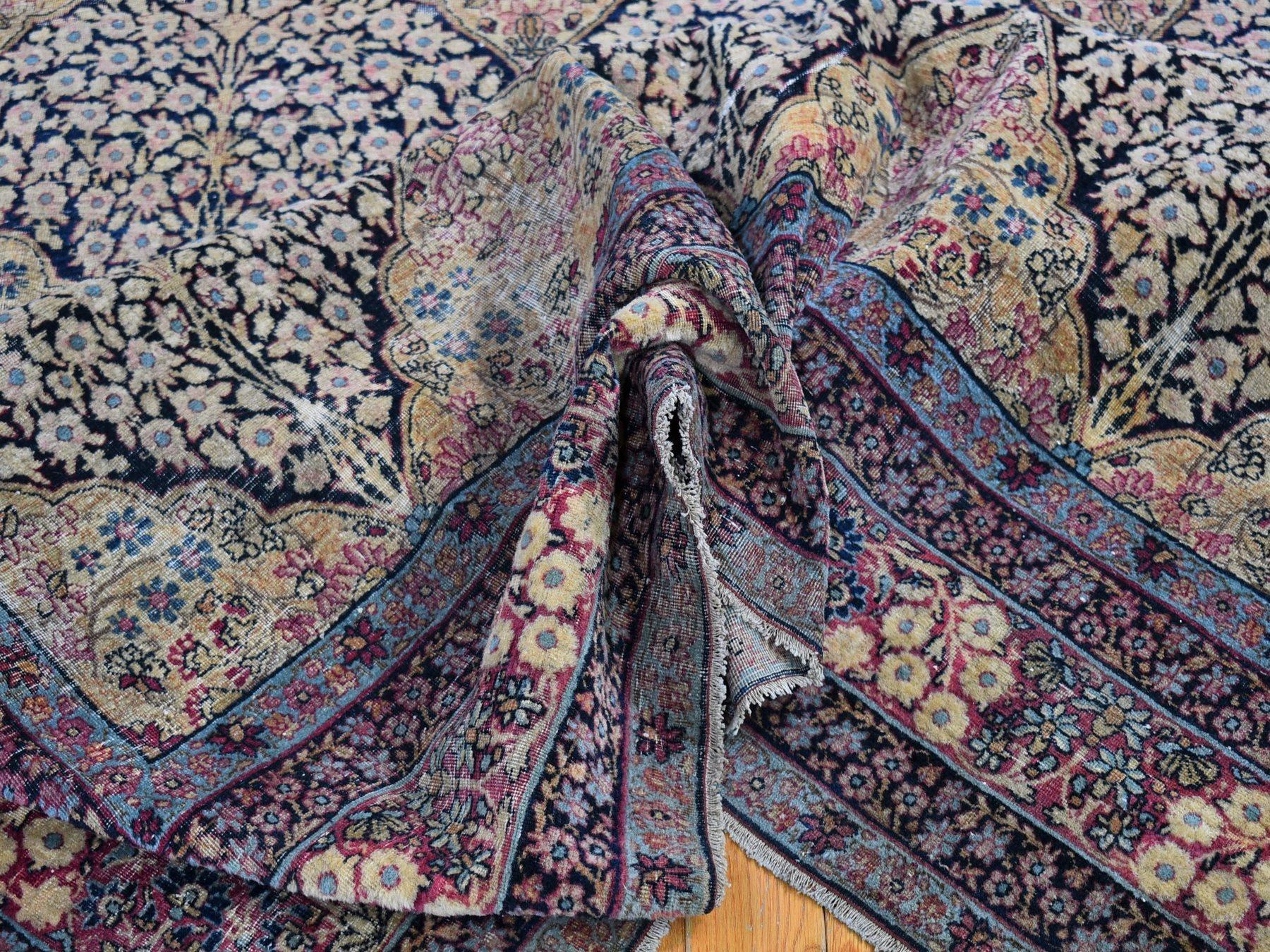 Laine Tapis persan ancien de Kermanshah signé, usé, motif de jardin, en laine nouée à la main en vente