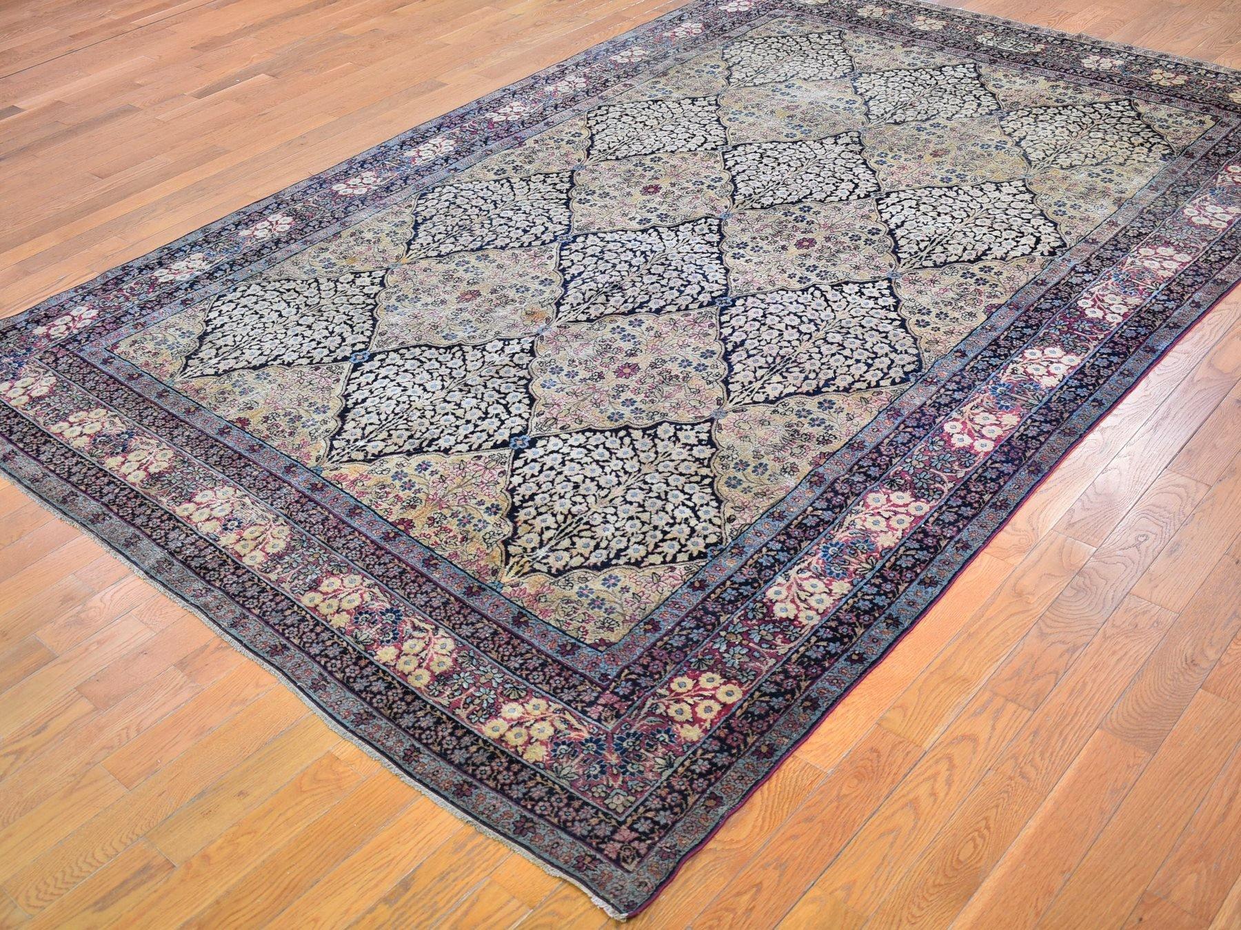 Tapis persan ancien de Kermanshah signé, usé, motif de jardin, en laine nouée à la main en vente 1
