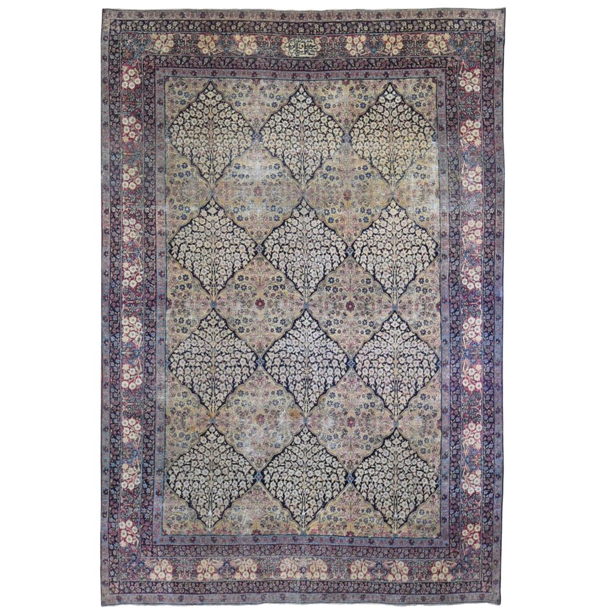 Antiker, handgeknüpfter, antiker, persischer Kermanshah-Teppich aus Wolle, signierte, getragene Flächen im Gartendesign