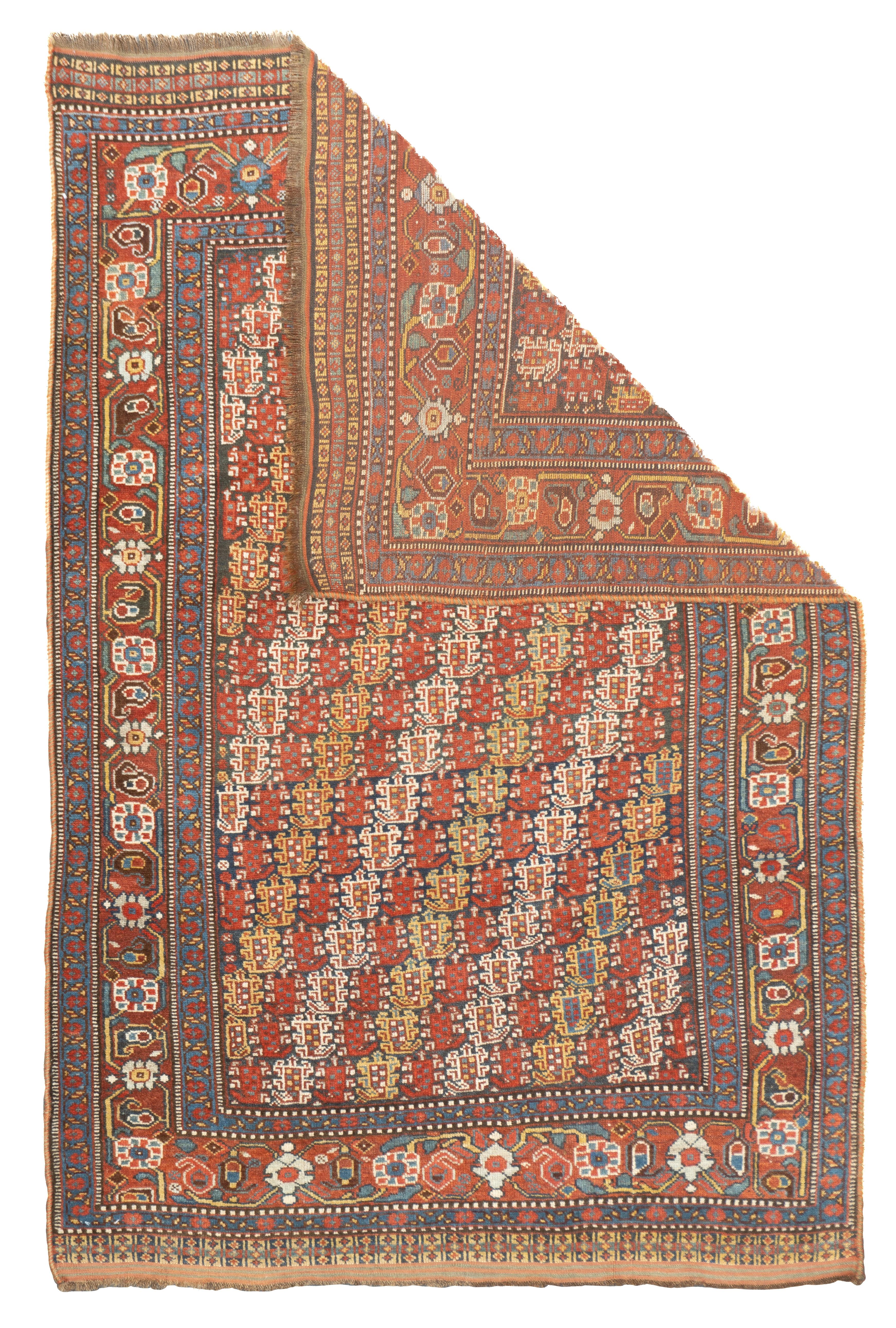 Tappeto antico persiano Khamseh 4'3'' x 6'4''. Le tribù non Qashghai del sud della Persia tessono un'ampia varietà di motivi geometrici e astratti. I migliori tessitori sono i Baharlu di origine turca, con nodi sia simmetrici che asimmetrici;