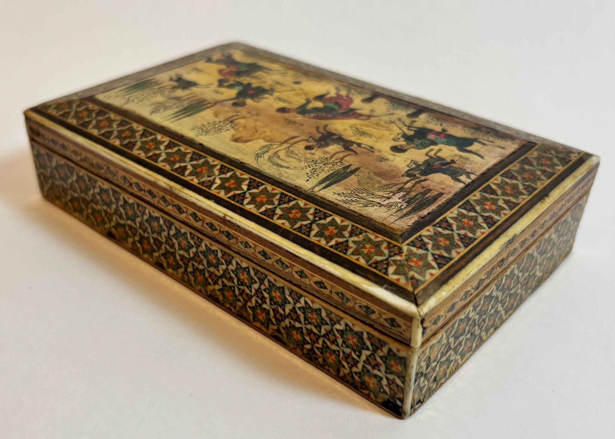 Ancienne boîte à bijoux persane à incrustation de micro-mosaïques Khatam circa 1940s en vente 3