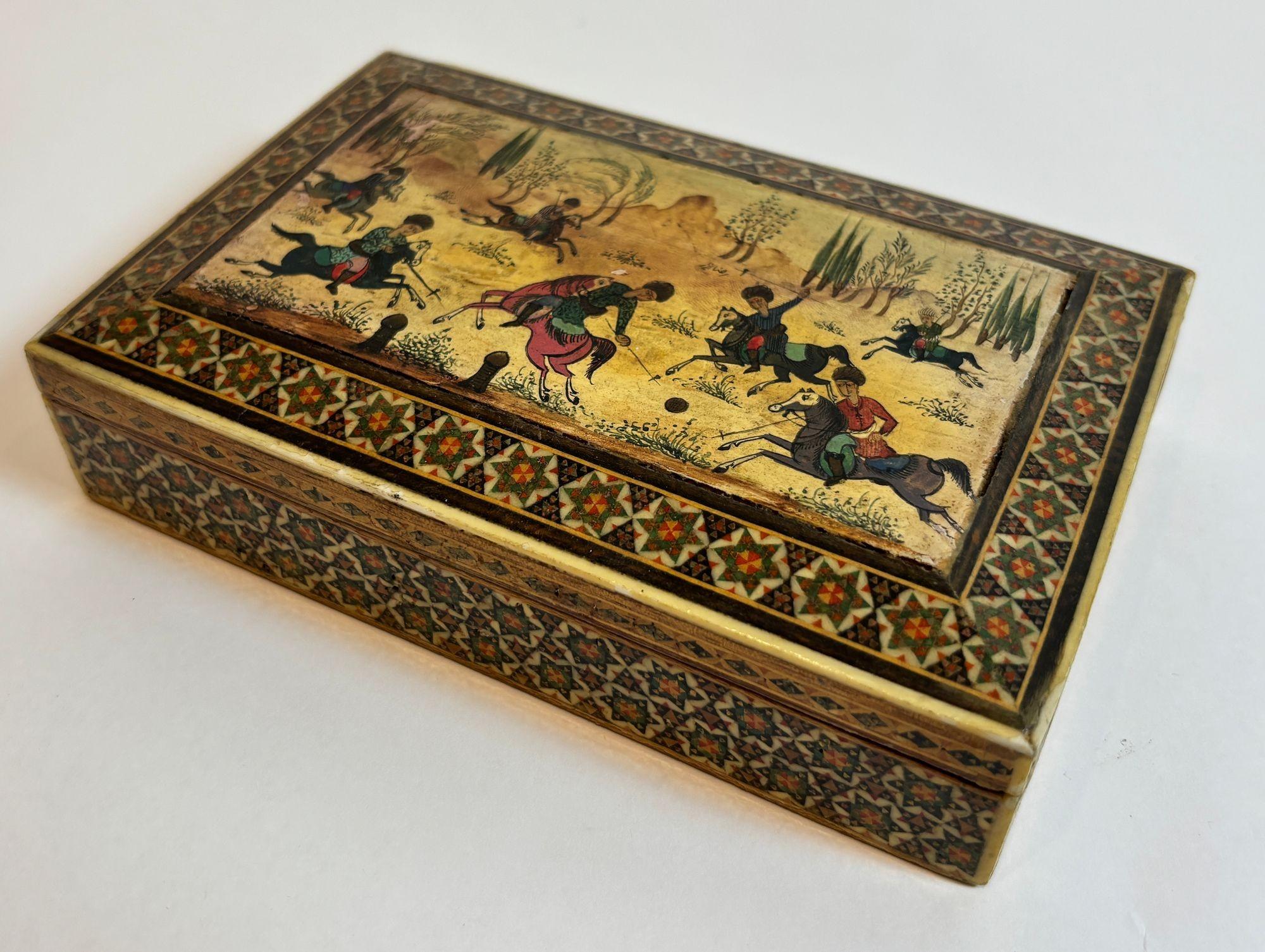 Os Ancienne boîte à bijoux persane à incrustation de micro-mosaïques Khatam circa 1940s en vente