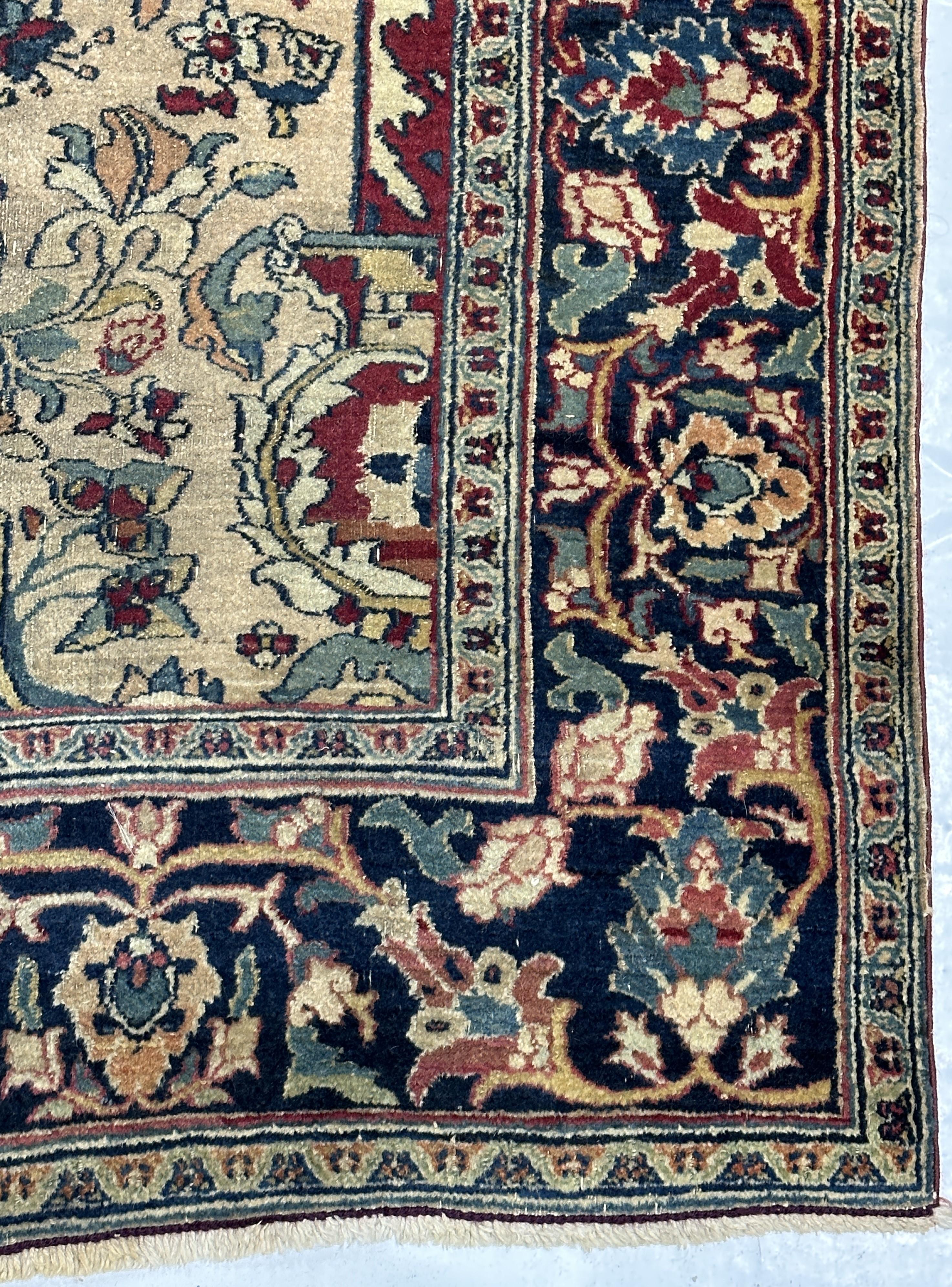 Antiker persischer Khorasan Teppich 4'1 x 5'7 im Zustand „Gut“ im Angebot in New York, NY