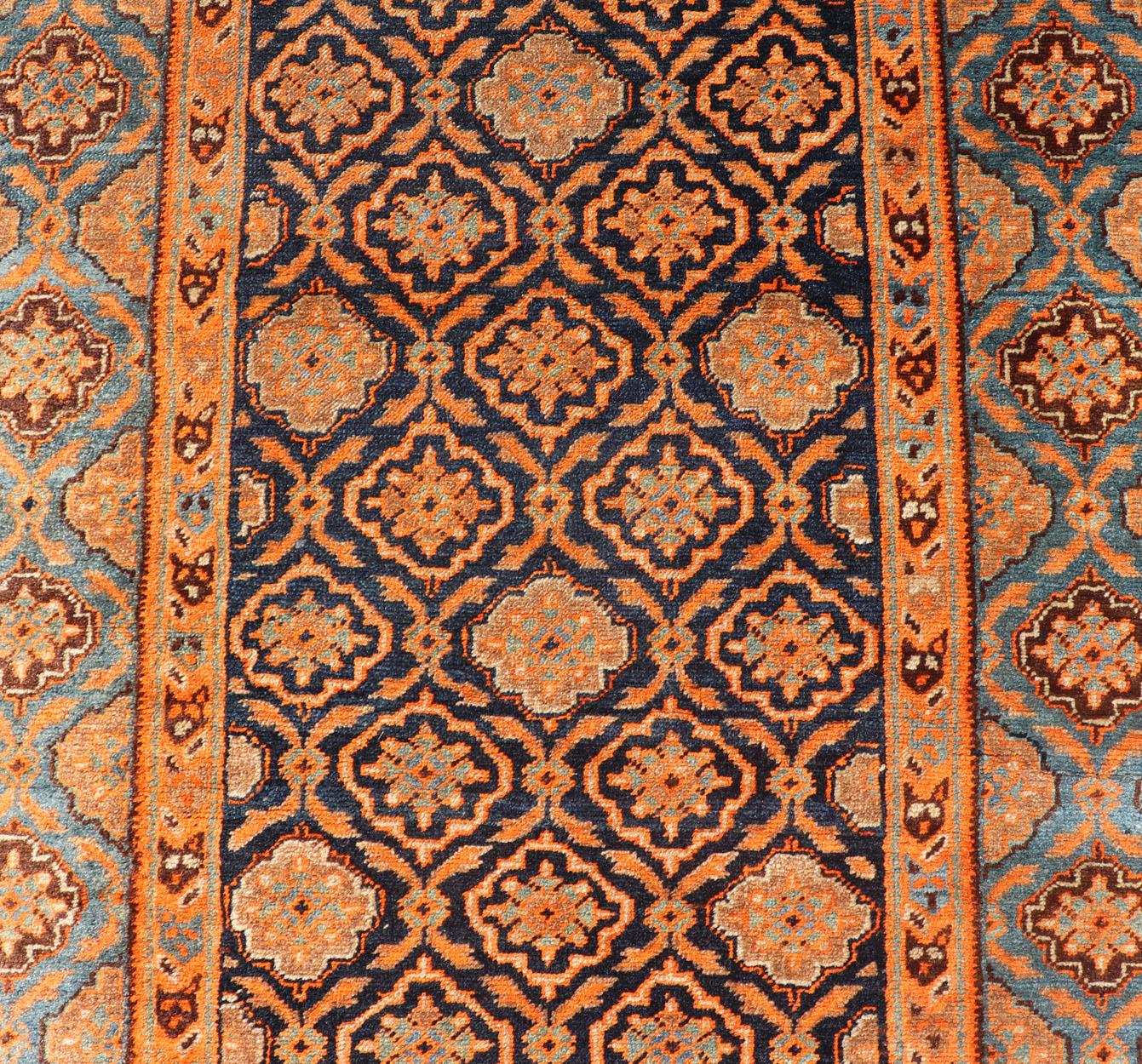Tapis de couloir persan Khorasan ancien avec motif sur toute sa surface en bleu et orange en vente 2