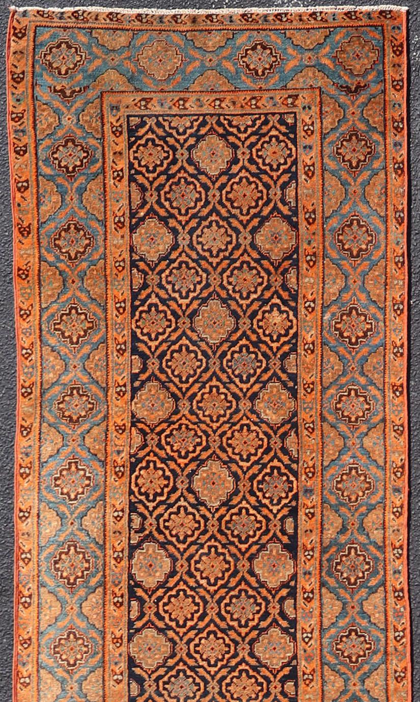 Tabriz Tapis de couloir persan Khorasan ancien avec motif sur toute sa surface en bleu et orange en vente