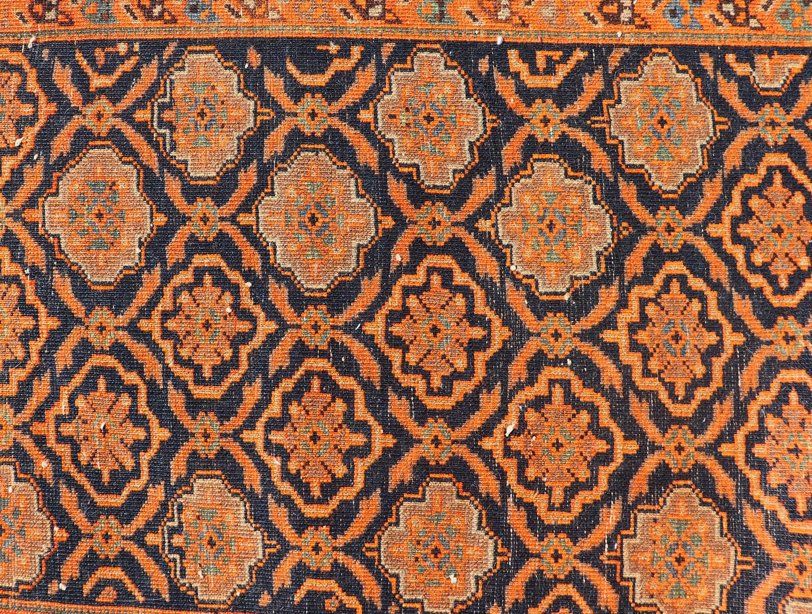 Tapis de couloir persan Khorasan ancien avec motif sur toute sa surface en bleu et orange Bon état - En vente à Atlanta, GA