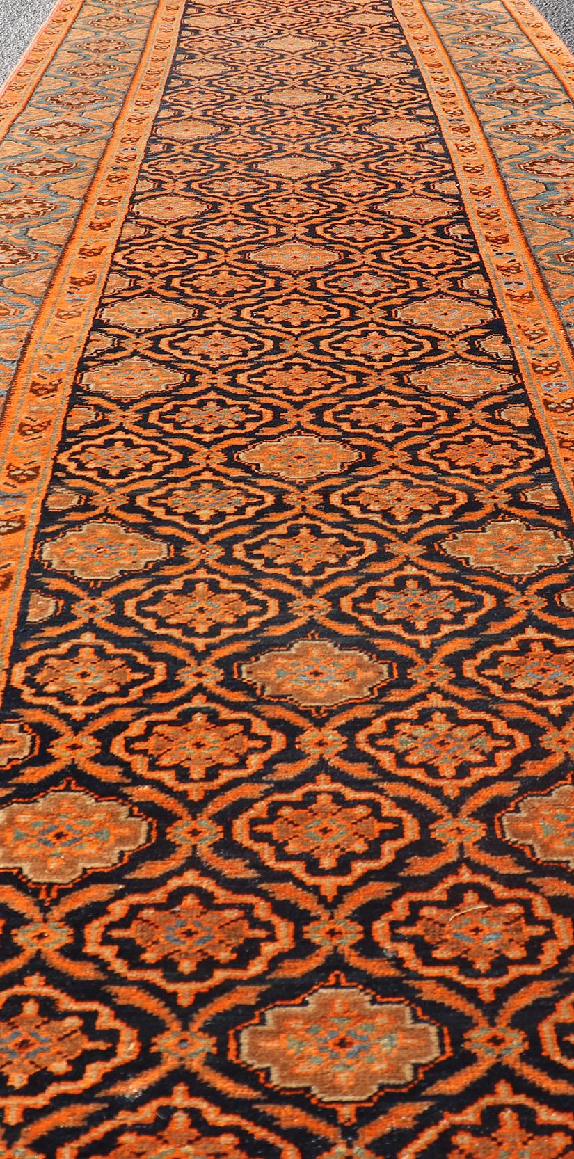 Tapis de couloir persan Khorasan ancien avec motif sur toute sa surface en bleu et orange en vente 1