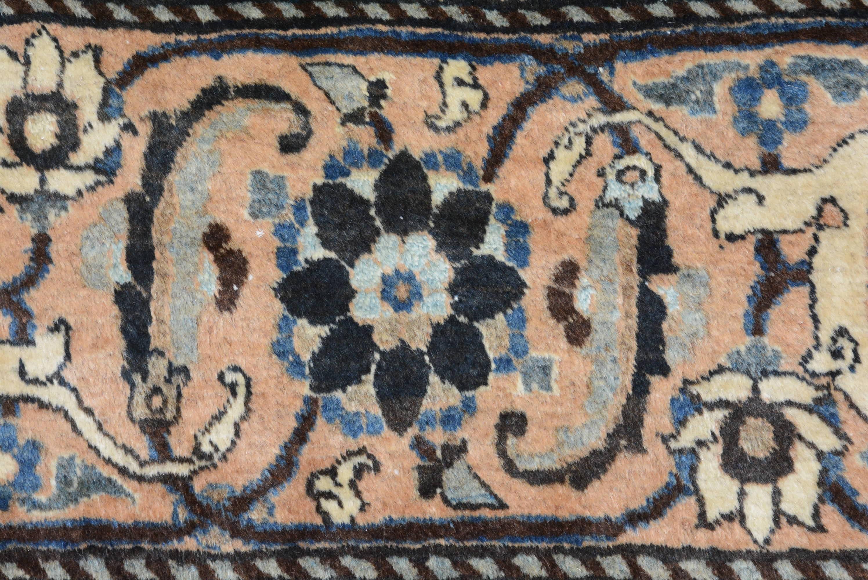 Antiker persischer Khorassan-Teppich im Zustand „Hervorragend“ im Angebot in Closter, NJ