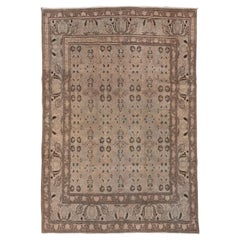 Tapis persan antique de Khorassan:: champ brun clair:: champ allover:: accents bleus