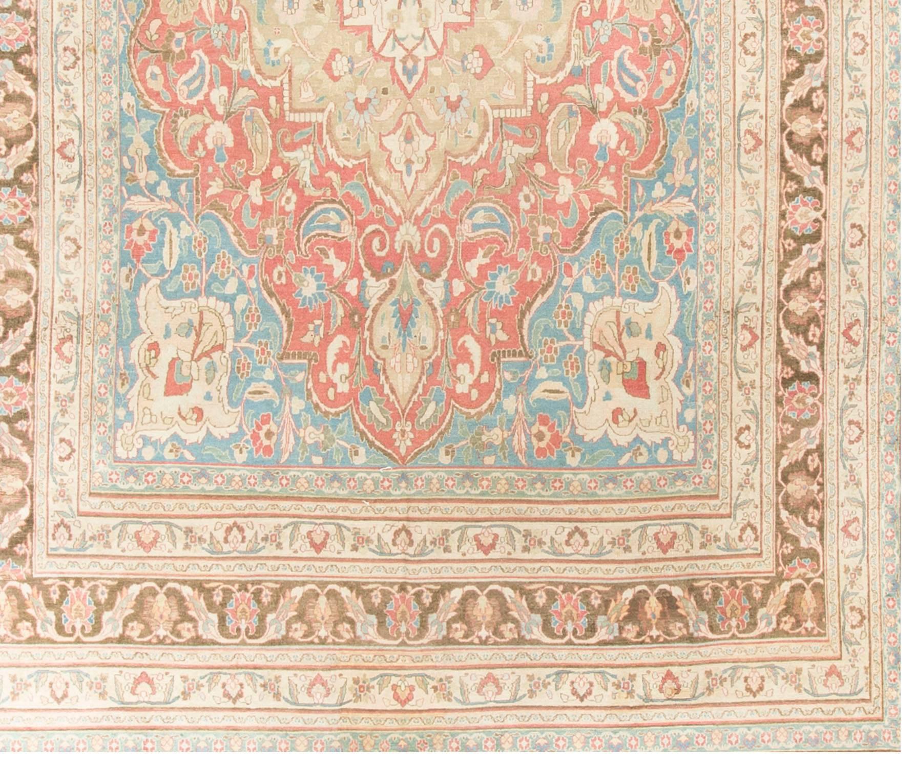Il Khorassan si trova nel nord-est della Persia. A partire dalla fine del XIX secolo, Khorassan divenne un centro per la produzione di tappeti di alta qualità e di dimensioni contenute. Anche Mashad, una città del distretto di Khorassan, è molto