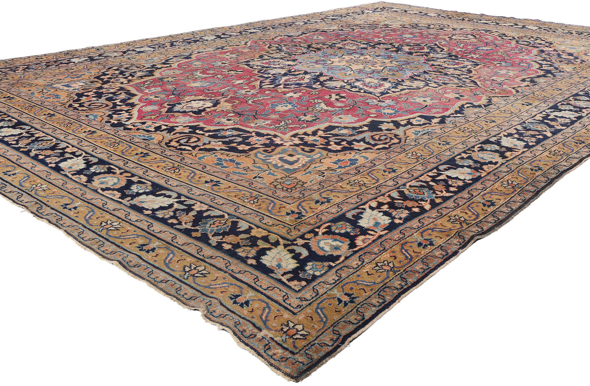79002 Antiker persischer Khorassan-Teppich, 10'00 x 15'07. Dieser antike persische Khorassan-Teppich aus handgeknüpfter Wolle ist eine fesselnde Verkörperung altehrwürdiger Kunstfertigkeit und traditioneller Eleganz. Von der Mitte aus strahlt ein