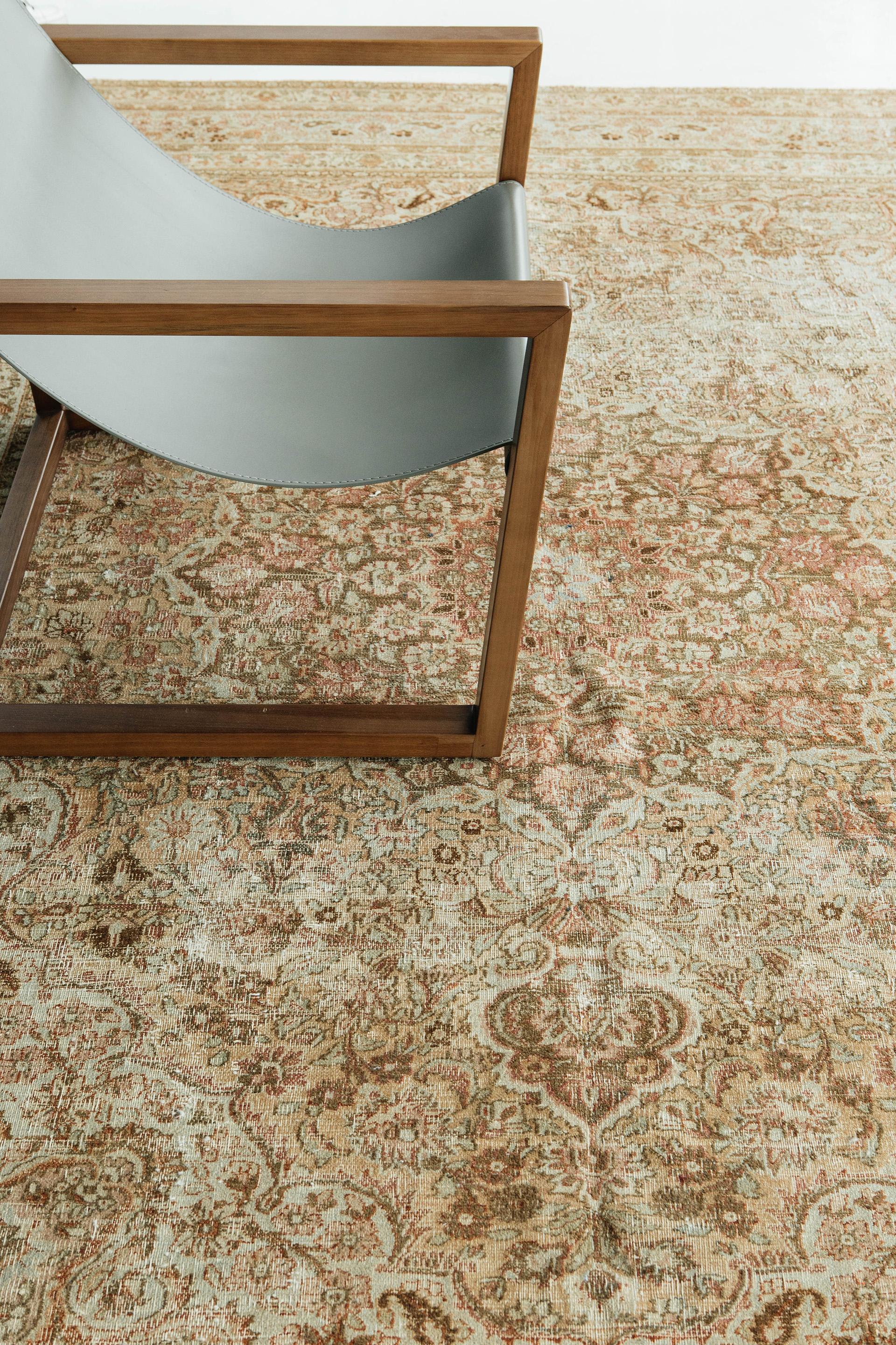 Fondo marrone caldo con motivi rosso rubino, rosa, marrone tenue, celadon chiaro e avorio. Il design assiale presenta un magnifico medaglione floreale con pendenti e angoli elaborati. Questo tappeto è ricco di forme arabescate di viti floreali,