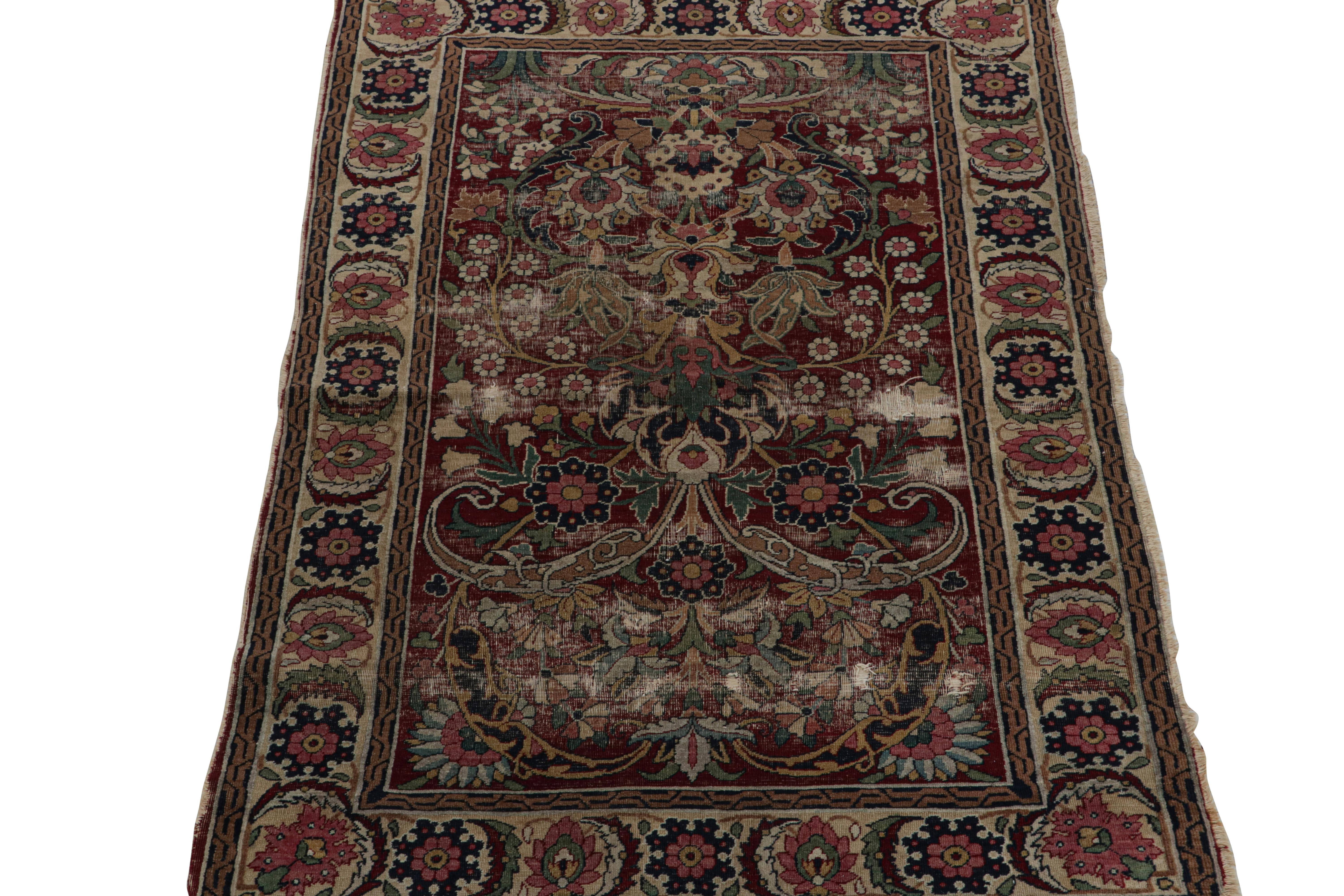 Antiker persischer Khorassan Teppich in Burgund mit floralen Mustern, von Rug & Kilim (Persisch) im Angebot