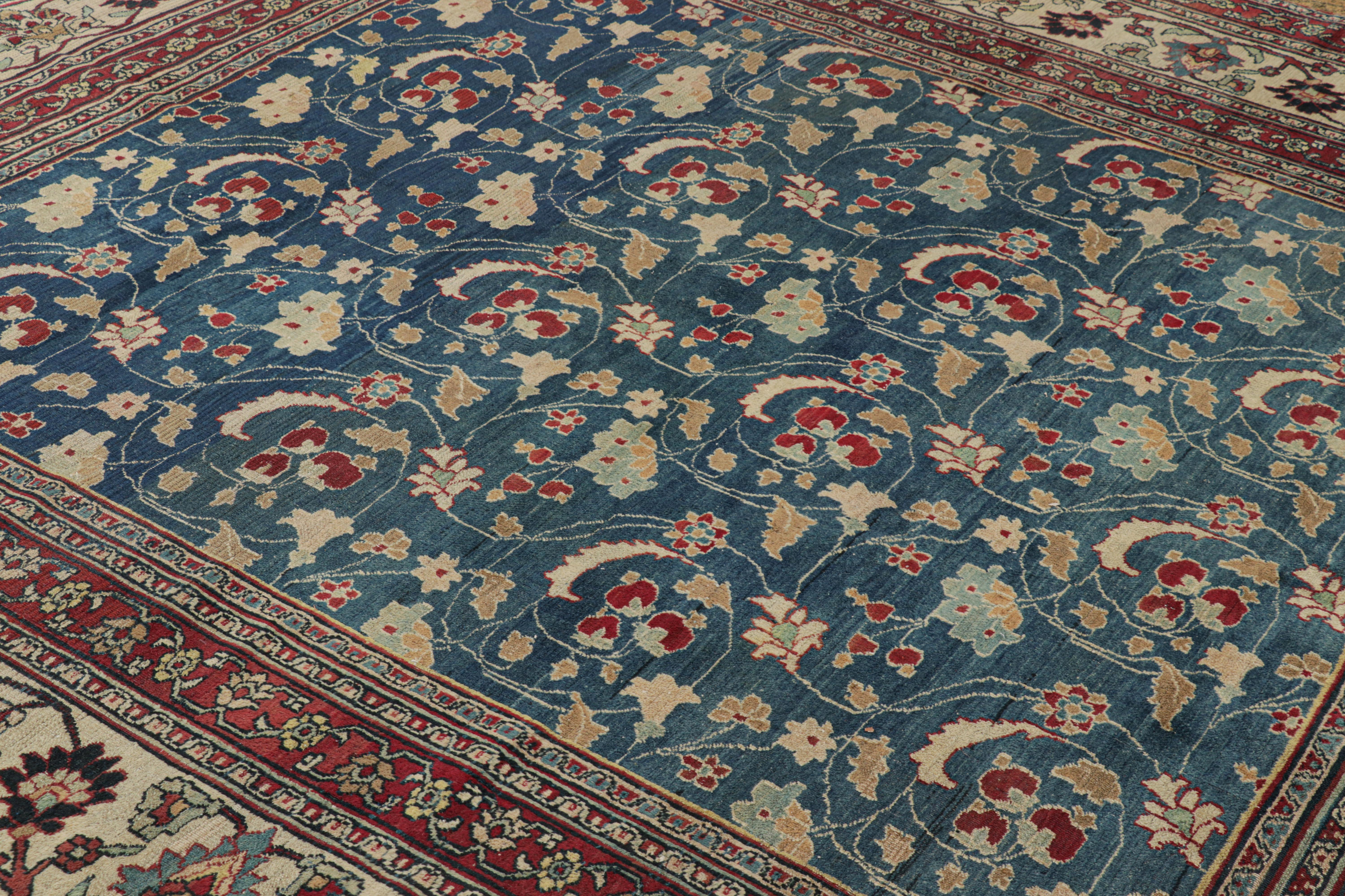 Annodato a mano in lana verso il 1910-1920, questo antico tappeto persiano 8x10 di provenienza Khorassan è una nuova e rara curatela della Rug & Kilim Collection.

Sul design: 

Un campo blu sottolinea un motivo floreale particolarmente raro: foglie