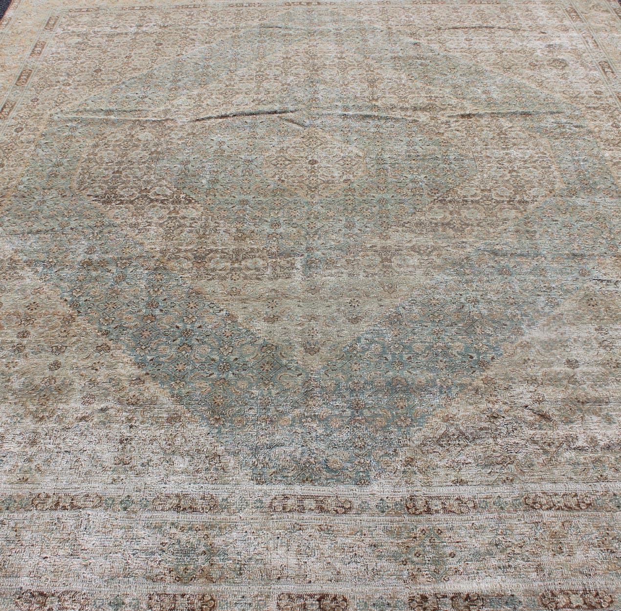 Tapis persan ancien de Khorassan avec un motif géométrique de diamants en sarcelle et brun en vente 2