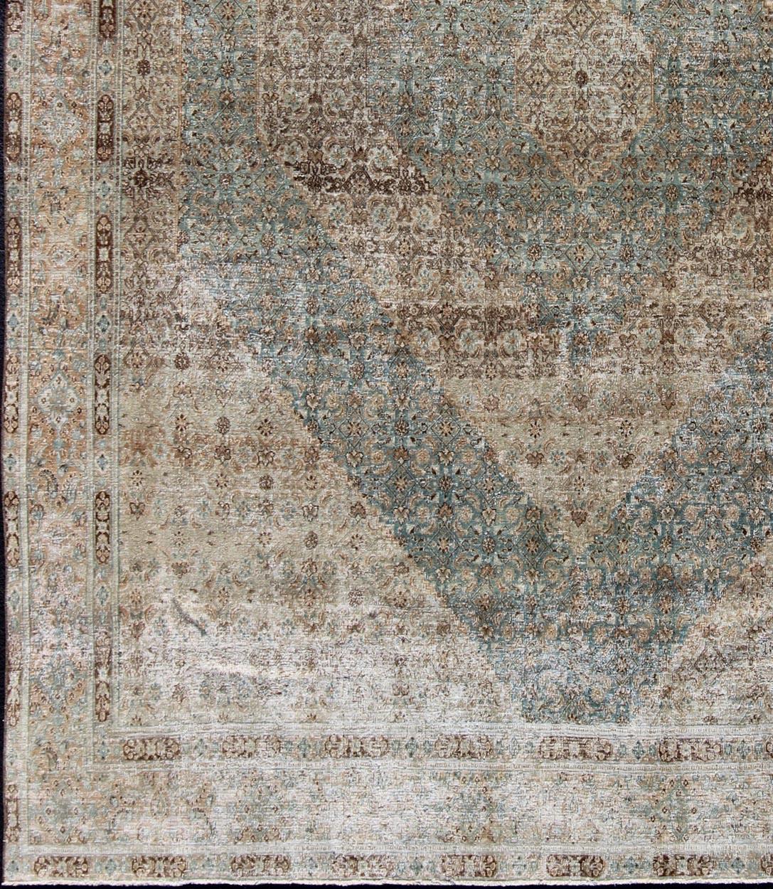 Tapis géométrique perse Khorassan sarcelle clair, taupe, tan et brun clair, tapis en-179549, pays d'origine / type : Iran / Khorassan, vers 1920

Ce tapis antique Khorassan, datant de la Perse des années 1920, présente un champ rempli de motifs