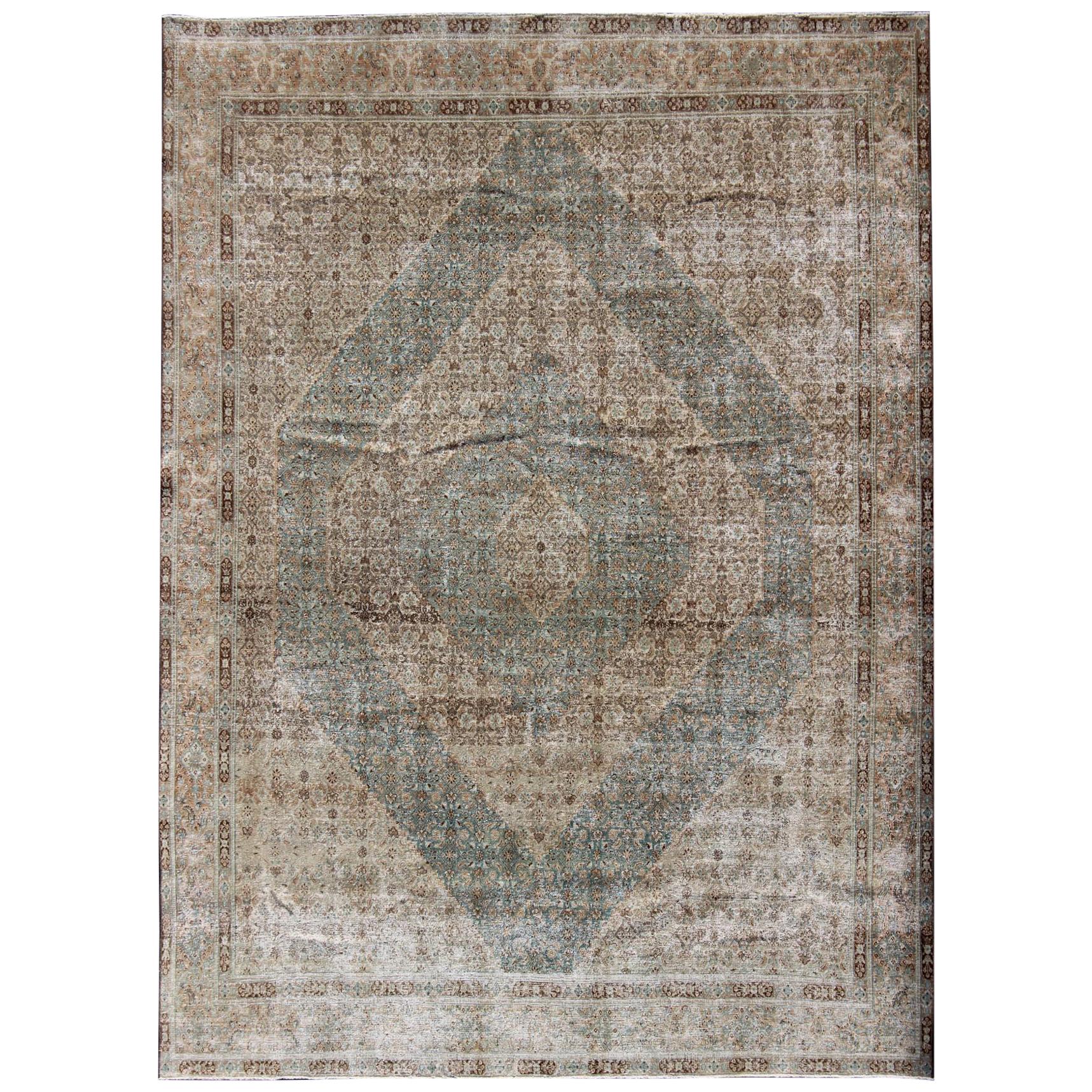Tapis persan ancien de Khorassan avec un motif géométrique de diamants en sarcelle et brun en vente