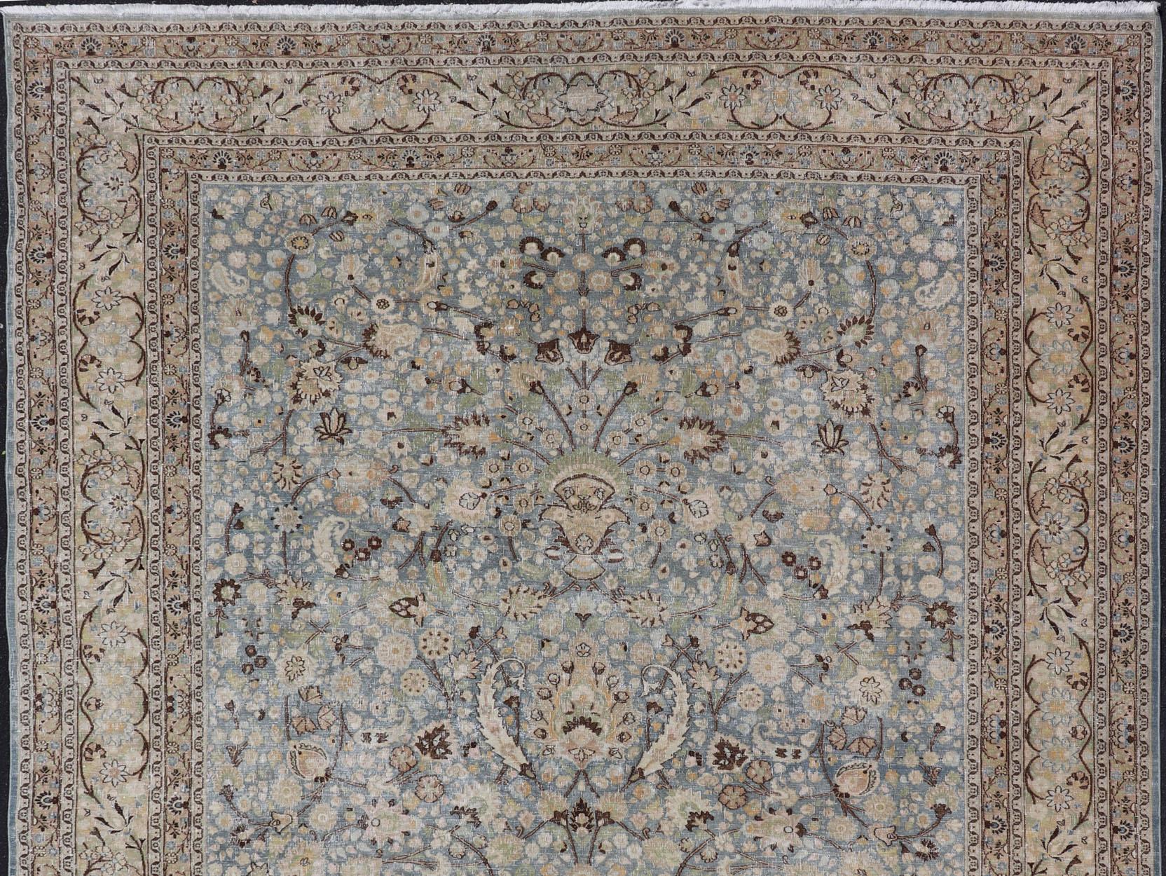 Tapis persan ancien du Khorassan à motifs floraux sur toute sa surface dans des tons bleus doux en vente 3