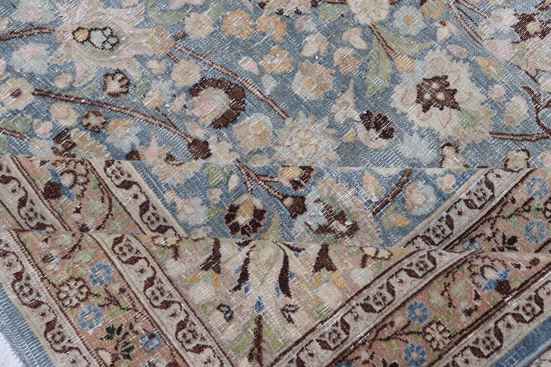 Tapis persan ancien du Khorassan à motifs floraux sur toute sa surface dans des tons bleus doux en vente 4