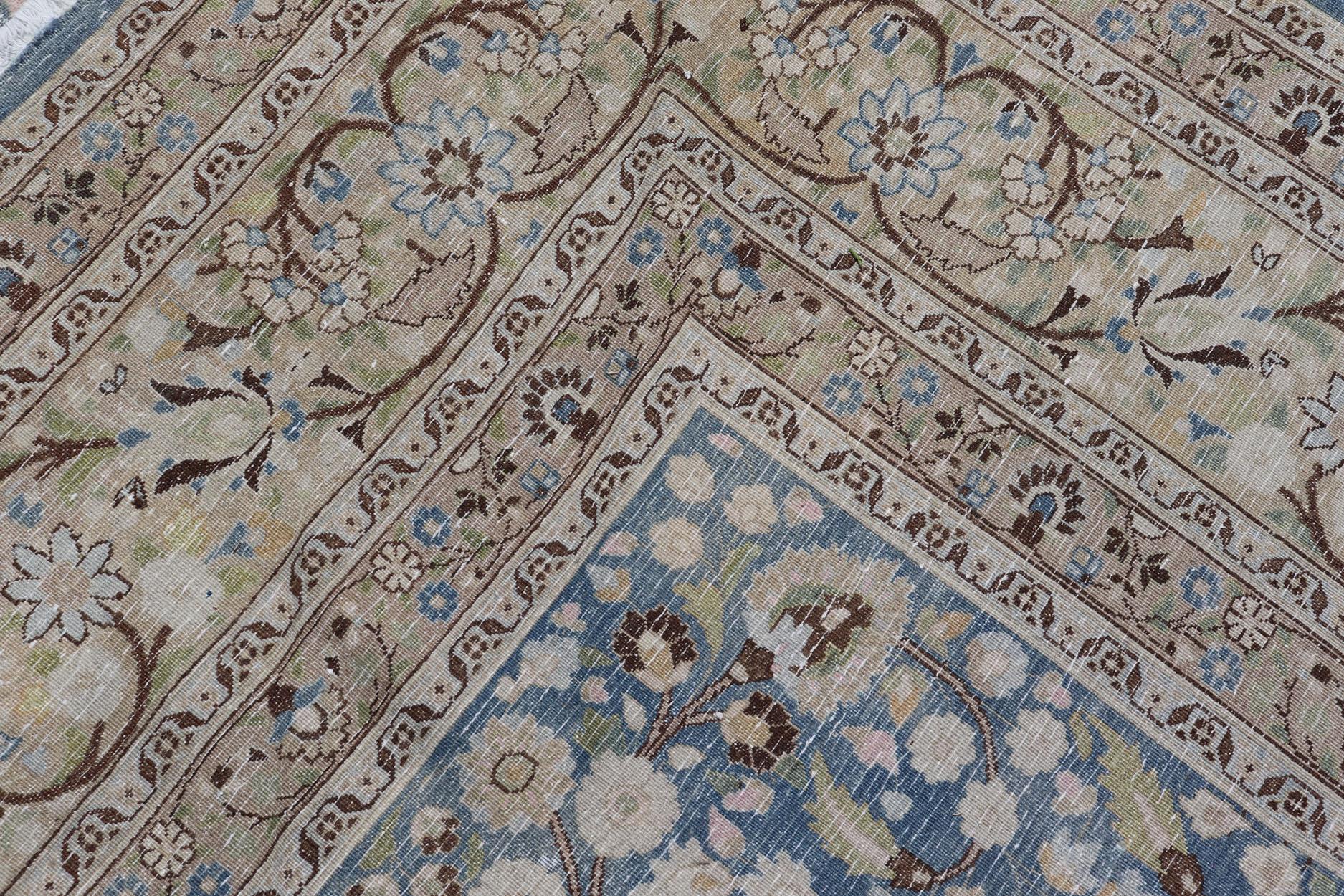 Tapis persan ancien du Khorassan à motifs floraux sur toute sa surface dans des tons bleus doux en vente 5