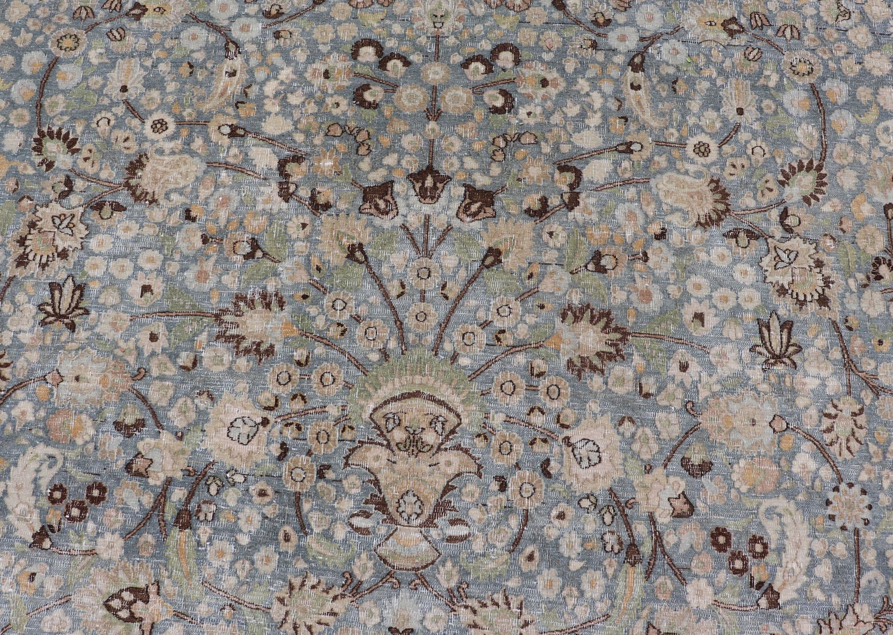 Perse Tapis persan ancien du Khorassan à motifs floraux sur toute sa surface dans des tons bleus doux en vente