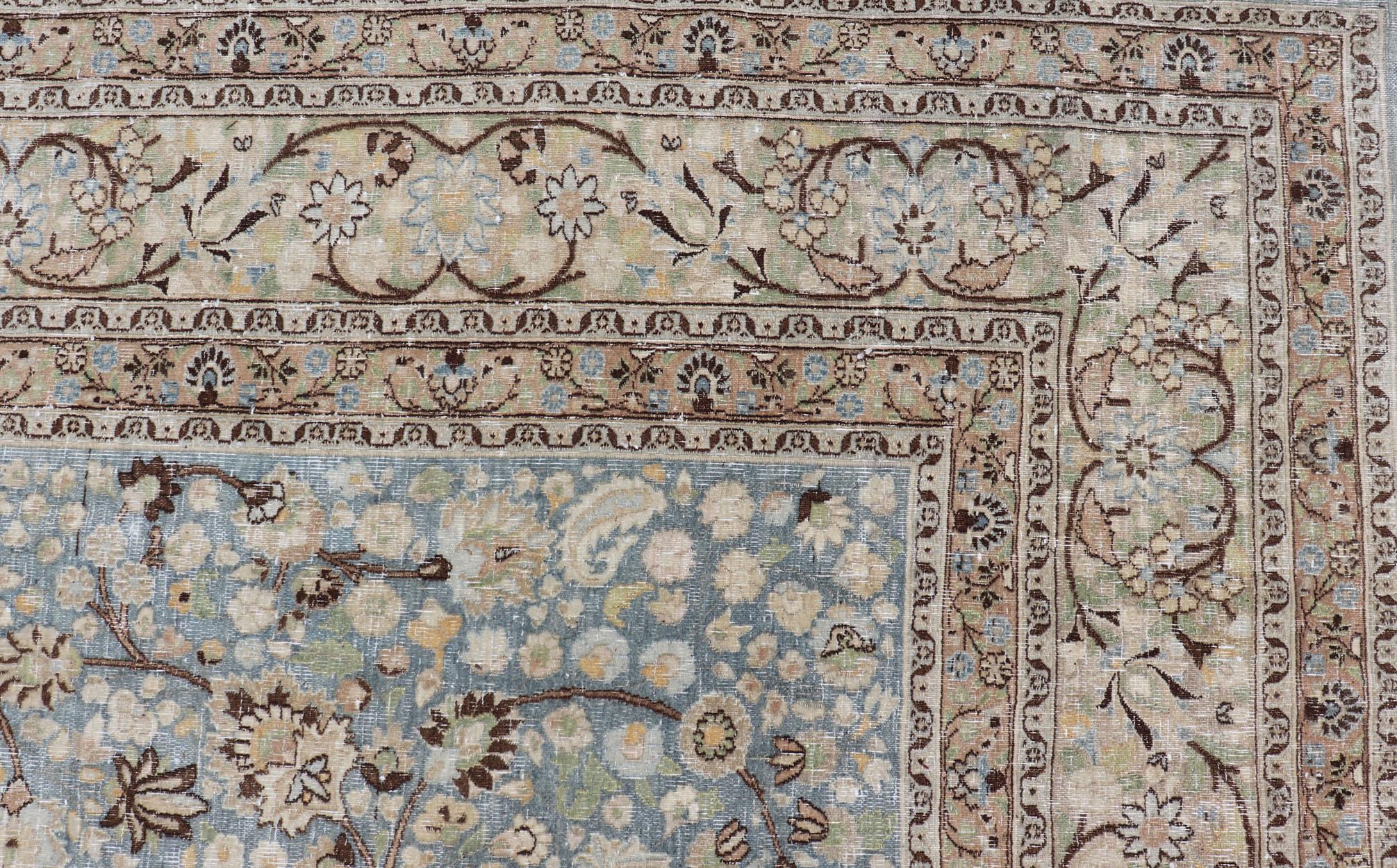 Noué à la main Tapis persan ancien du Khorassan à motifs floraux sur toute sa surface dans des tons bleus doux en vente