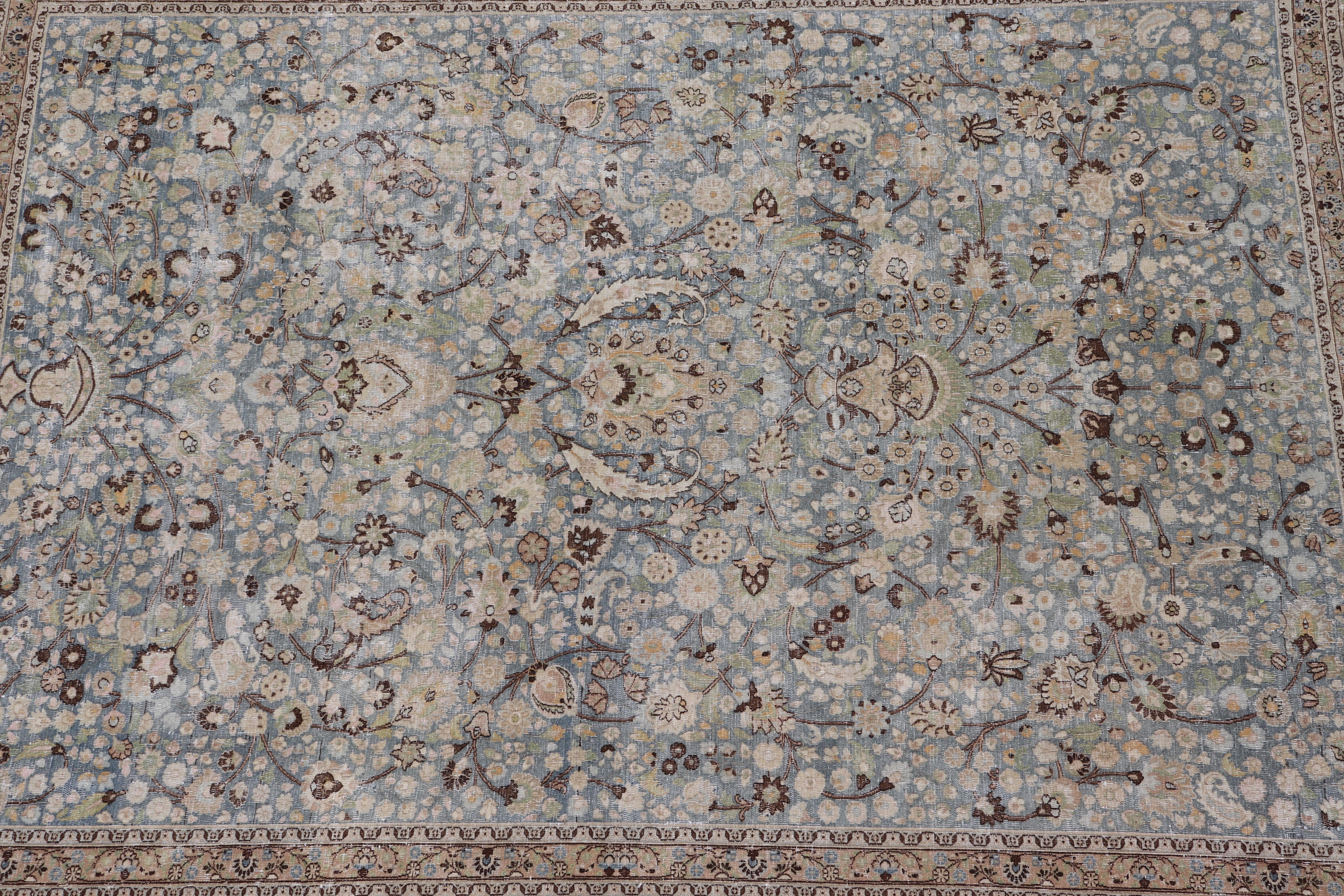 Laine Tapis persan ancien du Khorassan à motifs floraux sur toute sa surface dans des tons bleus doux en vente