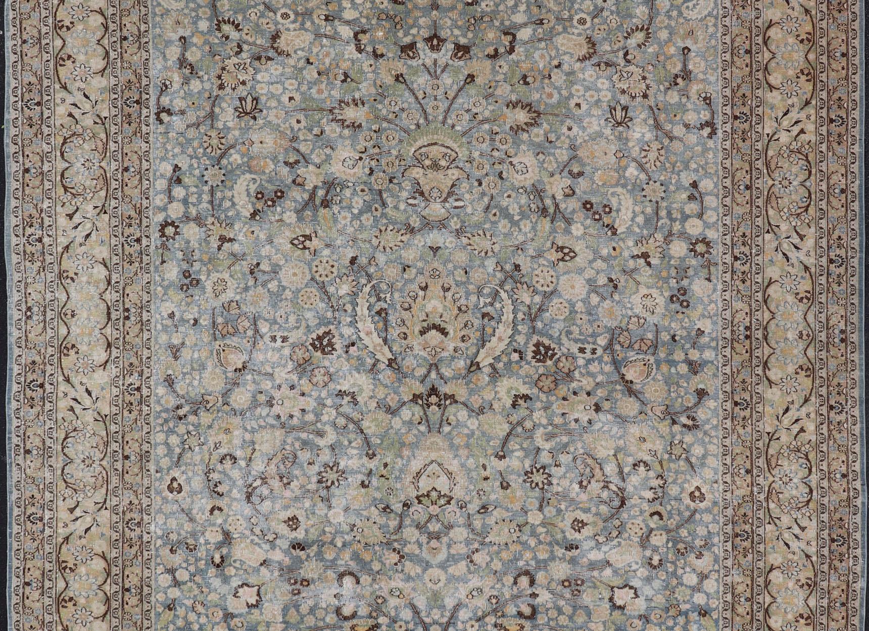Tapis persan ancien du Khorassan à motifs floraux sur toute sa surface dans des tons bleus doux en vente 1