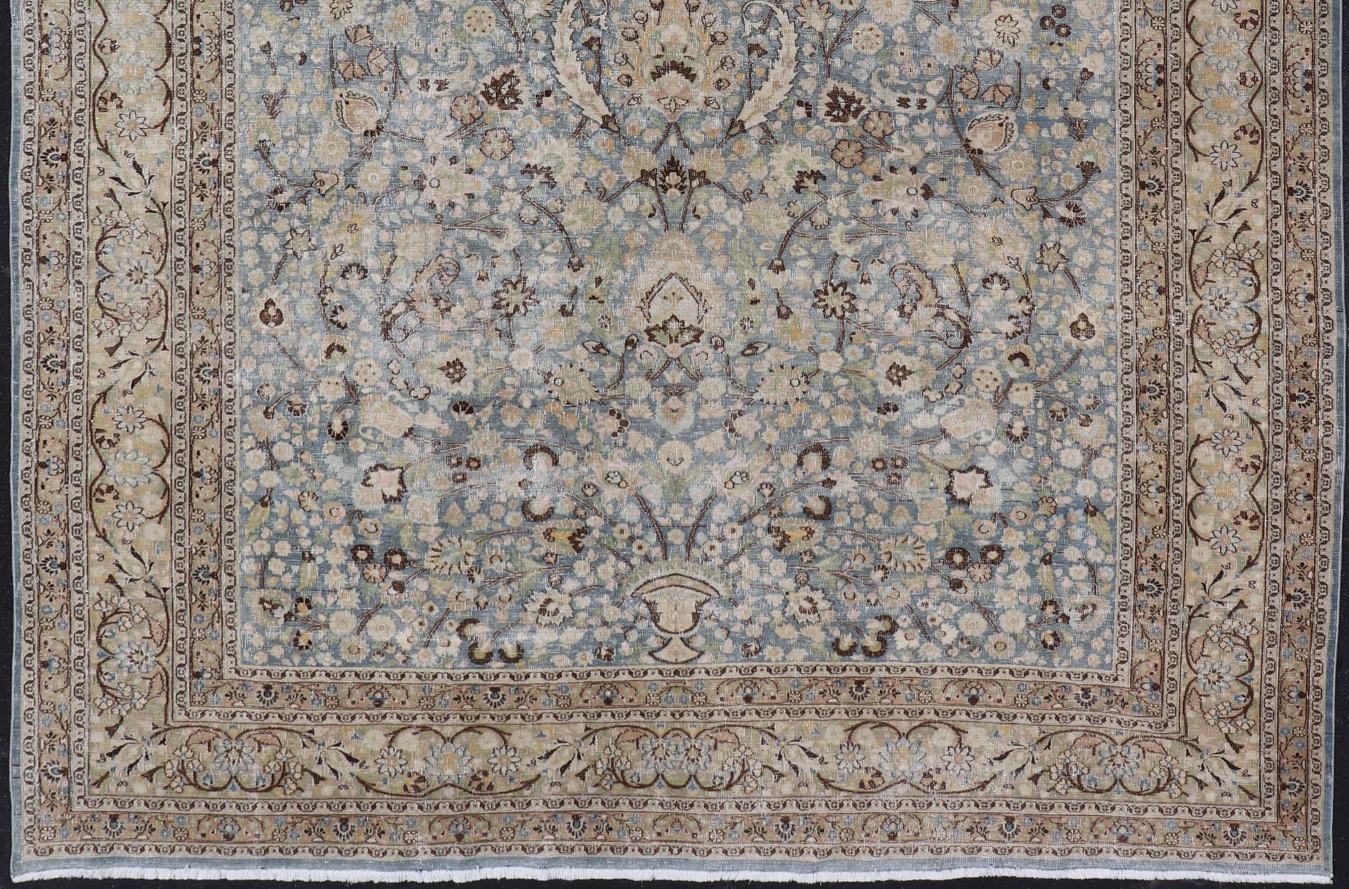 Tapis persan ancien du Khorassan à motifs floraux sur toute sa surface dans des tons bleus doux en vente 2