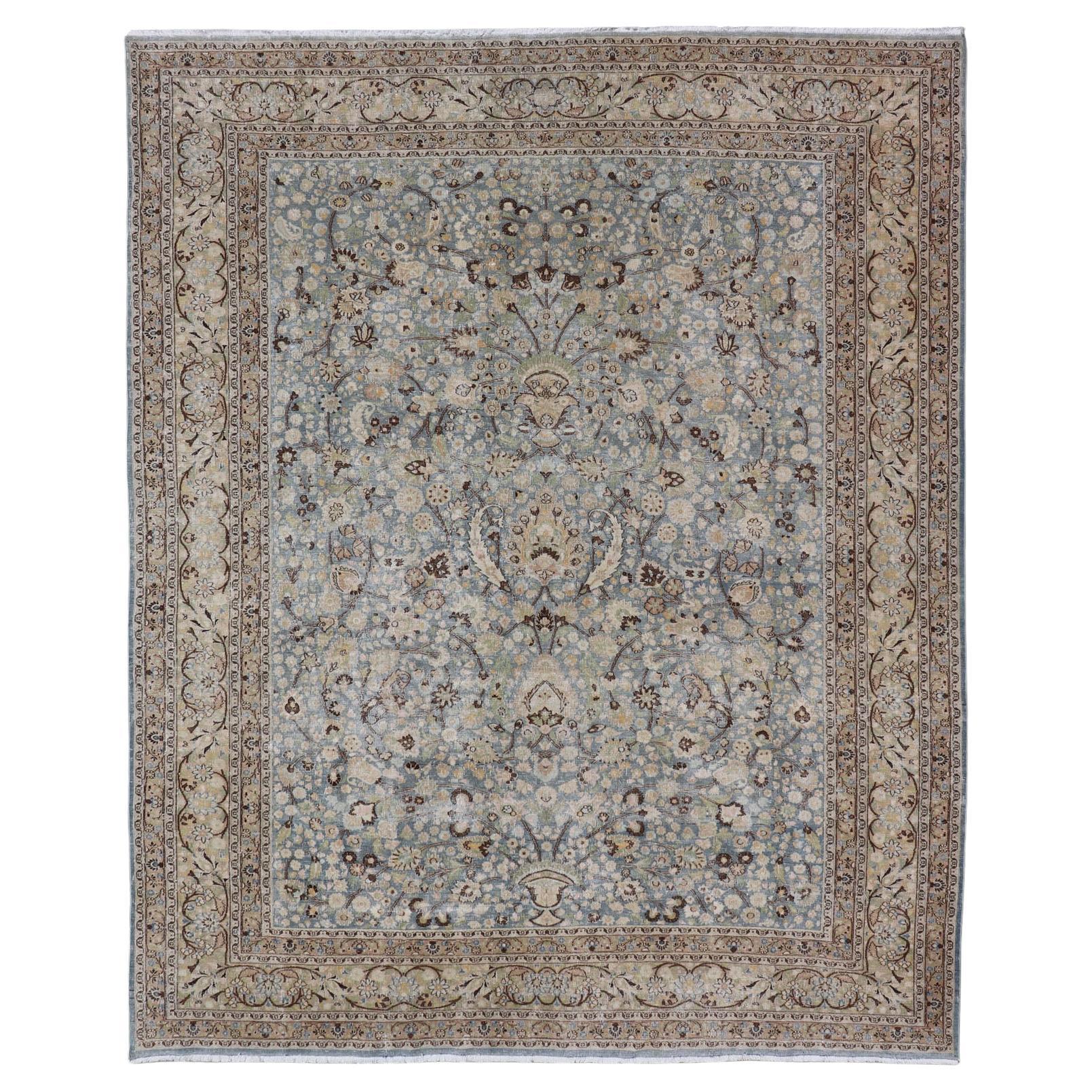 Antiker persischer Khorassan-Teppich mit floralem Allover-Design in sanften Blautönen