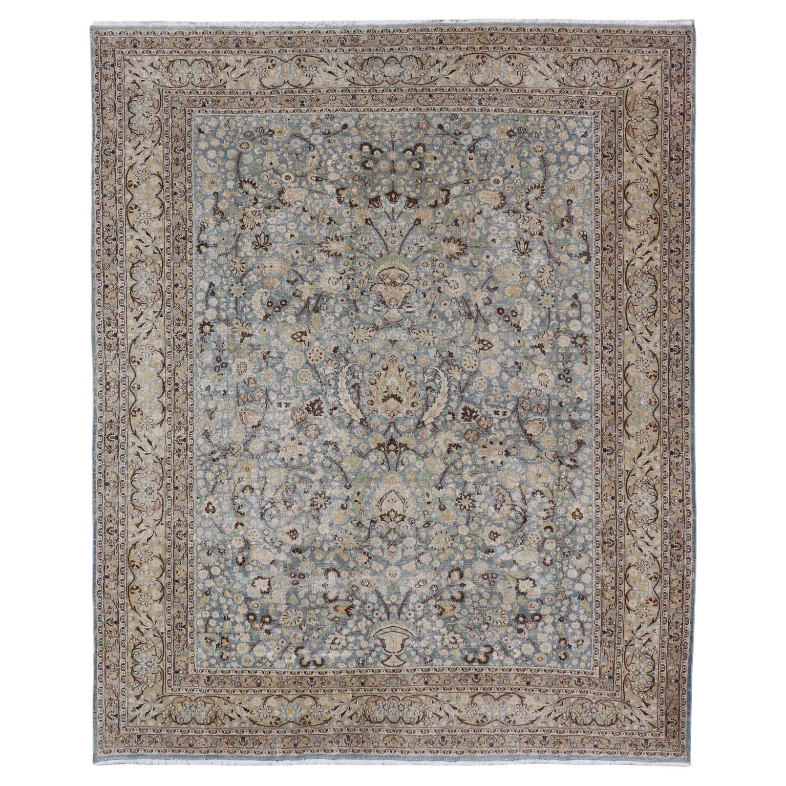 Tapis persan ancien du Khorassan à motifs floraux sur toute sa surface dans des tons bleus doux en vente