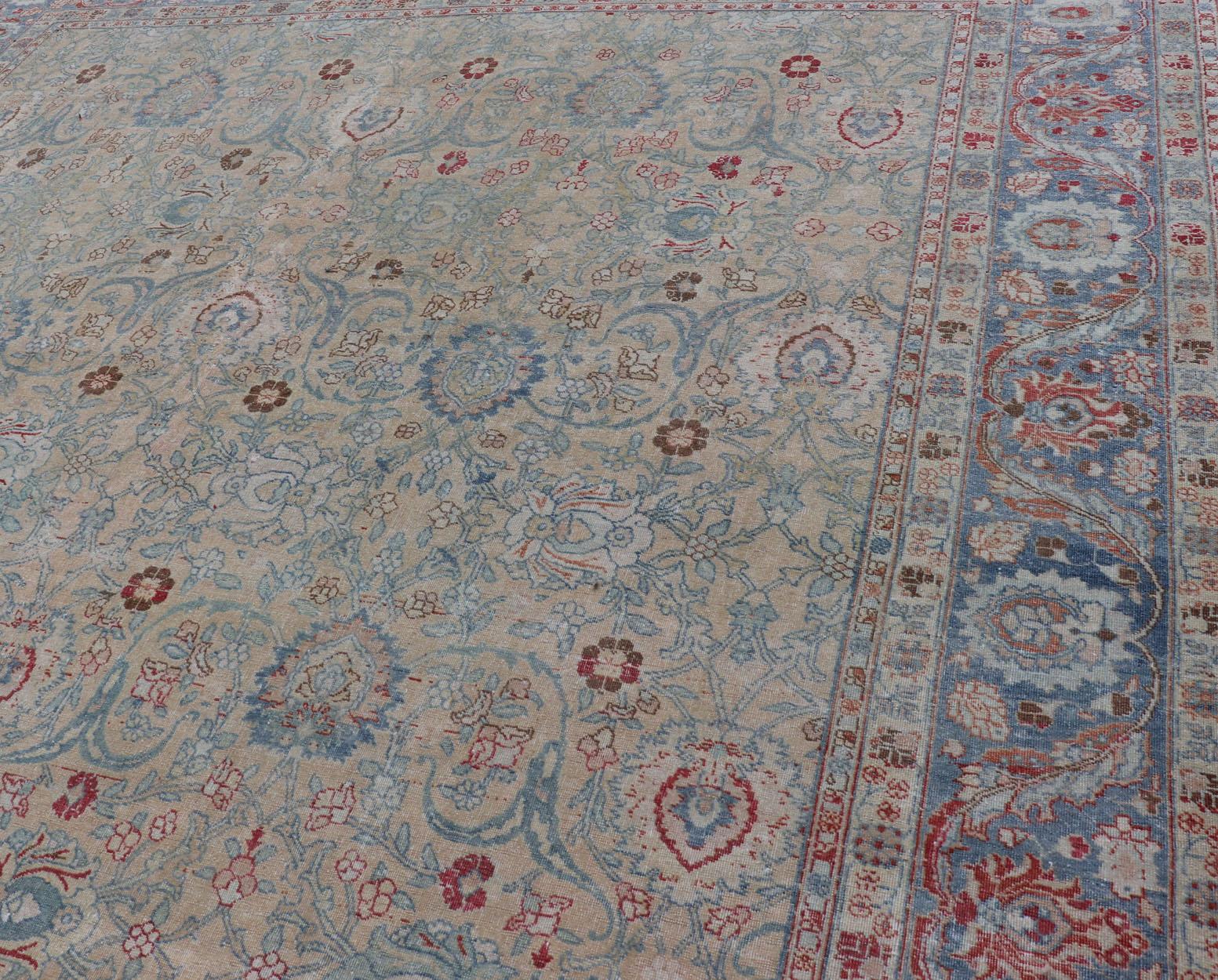 Tapis persan ancien du Khorassan à motifs floraux en crème miel et bleu poussière en vente 3