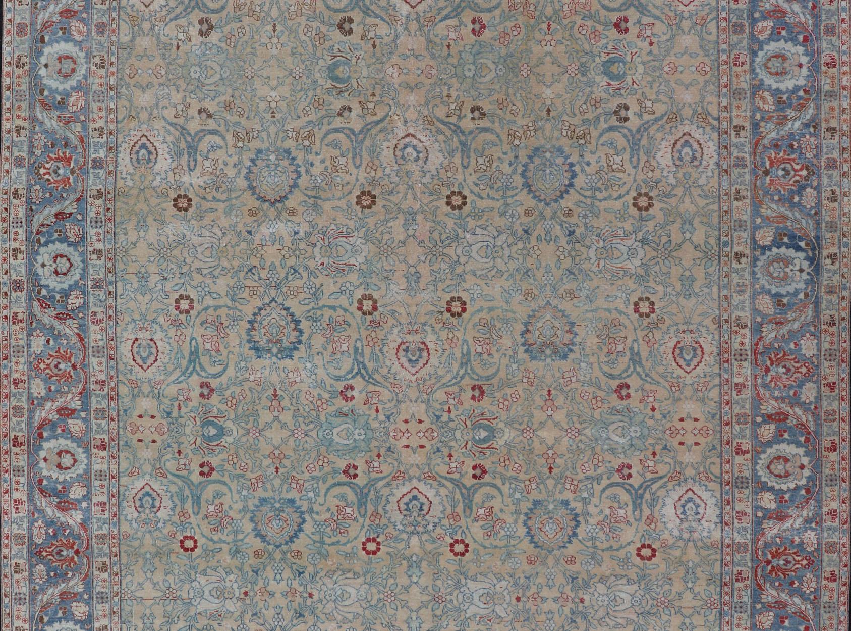 Sultanabad Tapis persan ancien du Khorassan à motifs floraux en crème miel et bleu poussière en vente