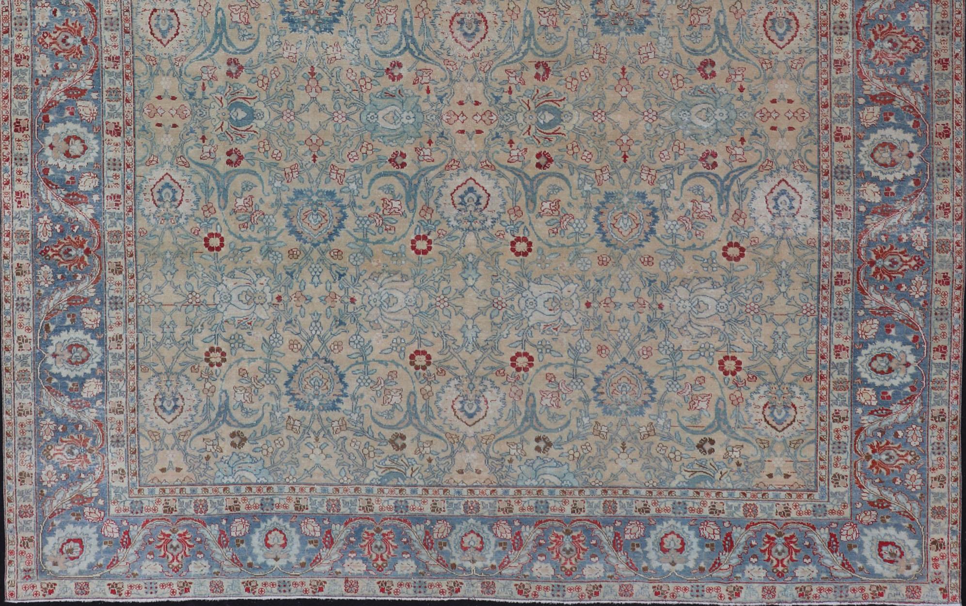 Perse Tapis persan ancien du Khorassan à motifs floraux en crème miel et bleu poussière en vente