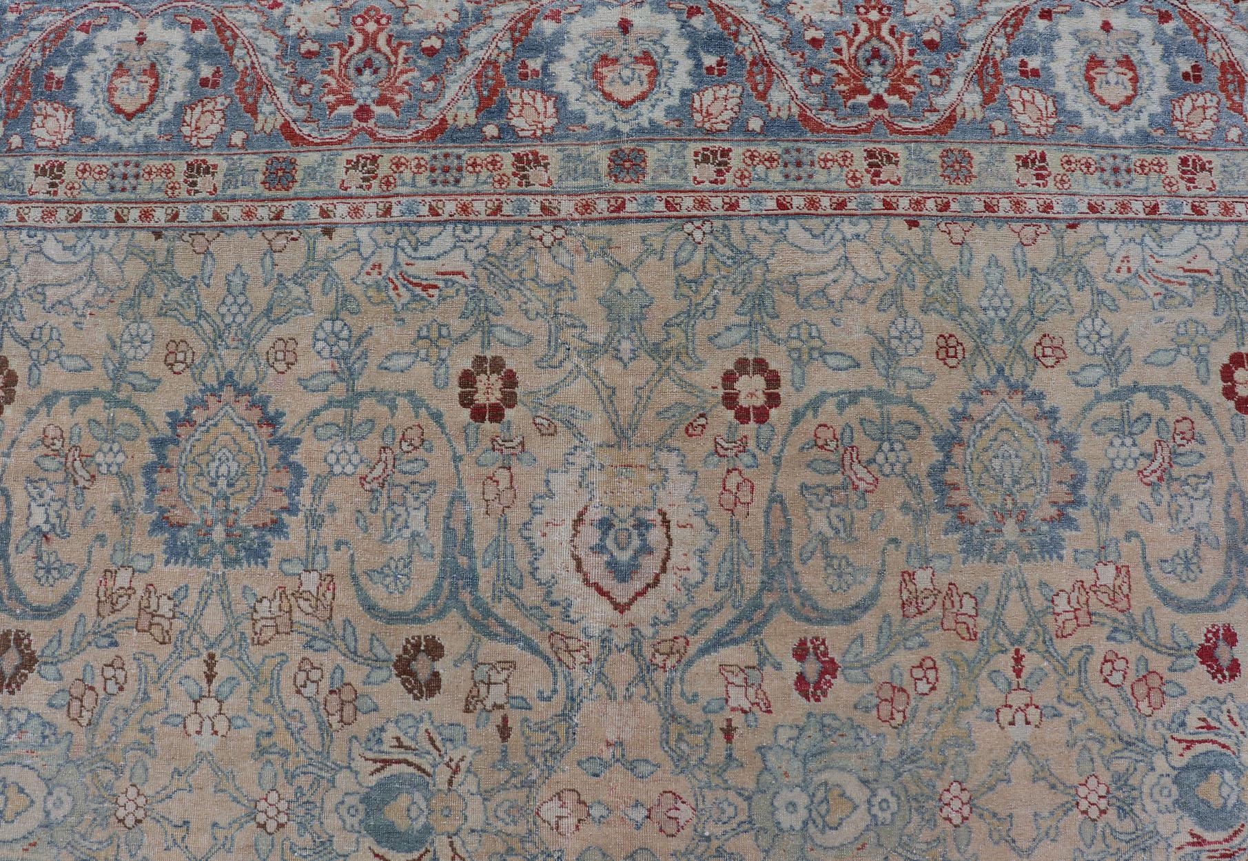 20ième siècle Tapis persan ancien du Khorassan à motifs floraux en crème miel et bleu poussière en vente