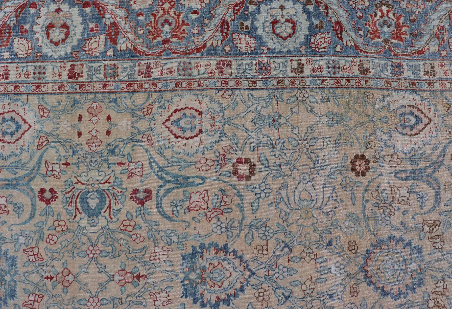 Laine Tapis persan ancien du Khorassan à motifs floraux en crème miel et bleu poussière en vente