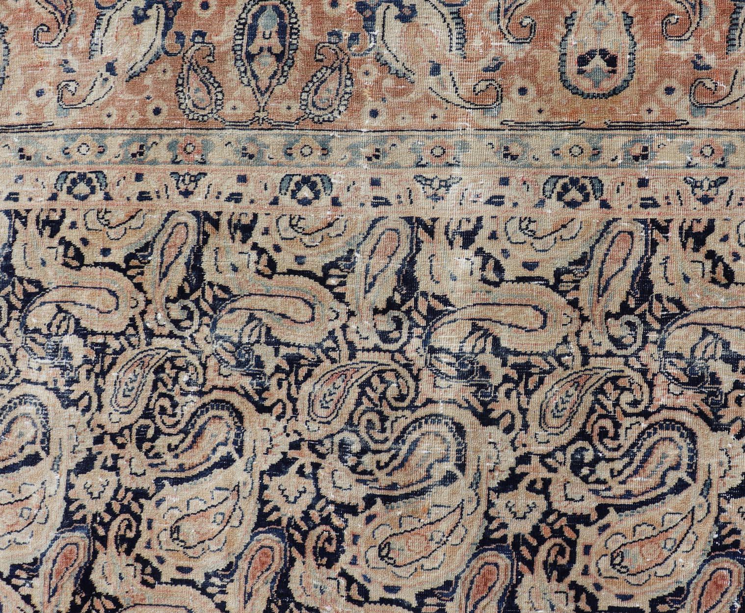 Mesures : 9'8 x 12'11 
Tapis ancien persan Khorassan avec motif cachemire complexe 9'8 x 12'11. Keivan Woven Arts/ tapis/A24-0206 , pays d'origine / type : Iran / Khorassan, vers 1920.

Ancien tapis persan Khorassan présentant un élégant motif