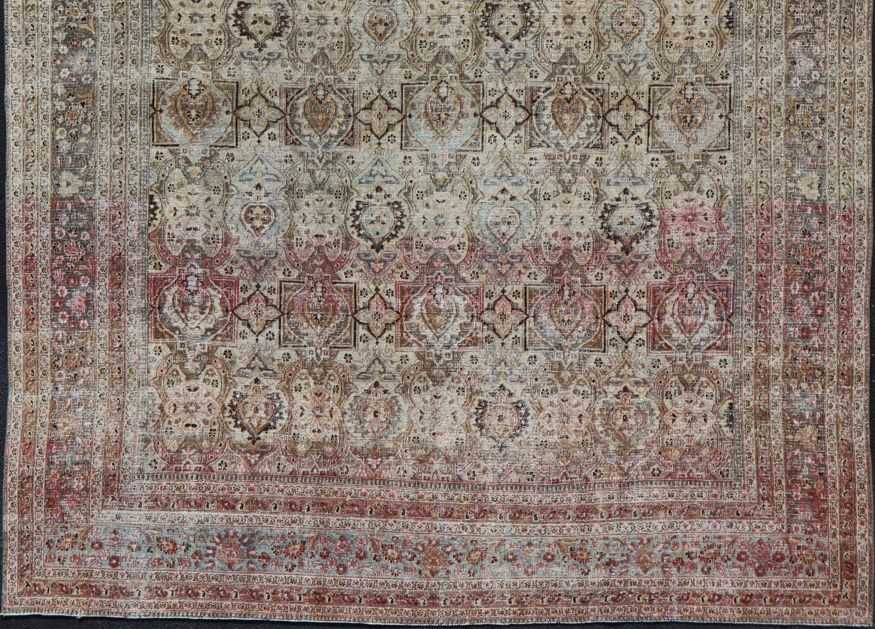 Antik-Persischer Khorassan-Teppich mit gestreckten Palmetten und Blumenranken, Keivan Woven Arts Teppich/EMB-8503, Herkunft/ Iran. Die Farben umfassen einen hellgrünen Hintergrund mit Akzentfarben in Braun, Lachs, sanftem Blau, hellem Orange und