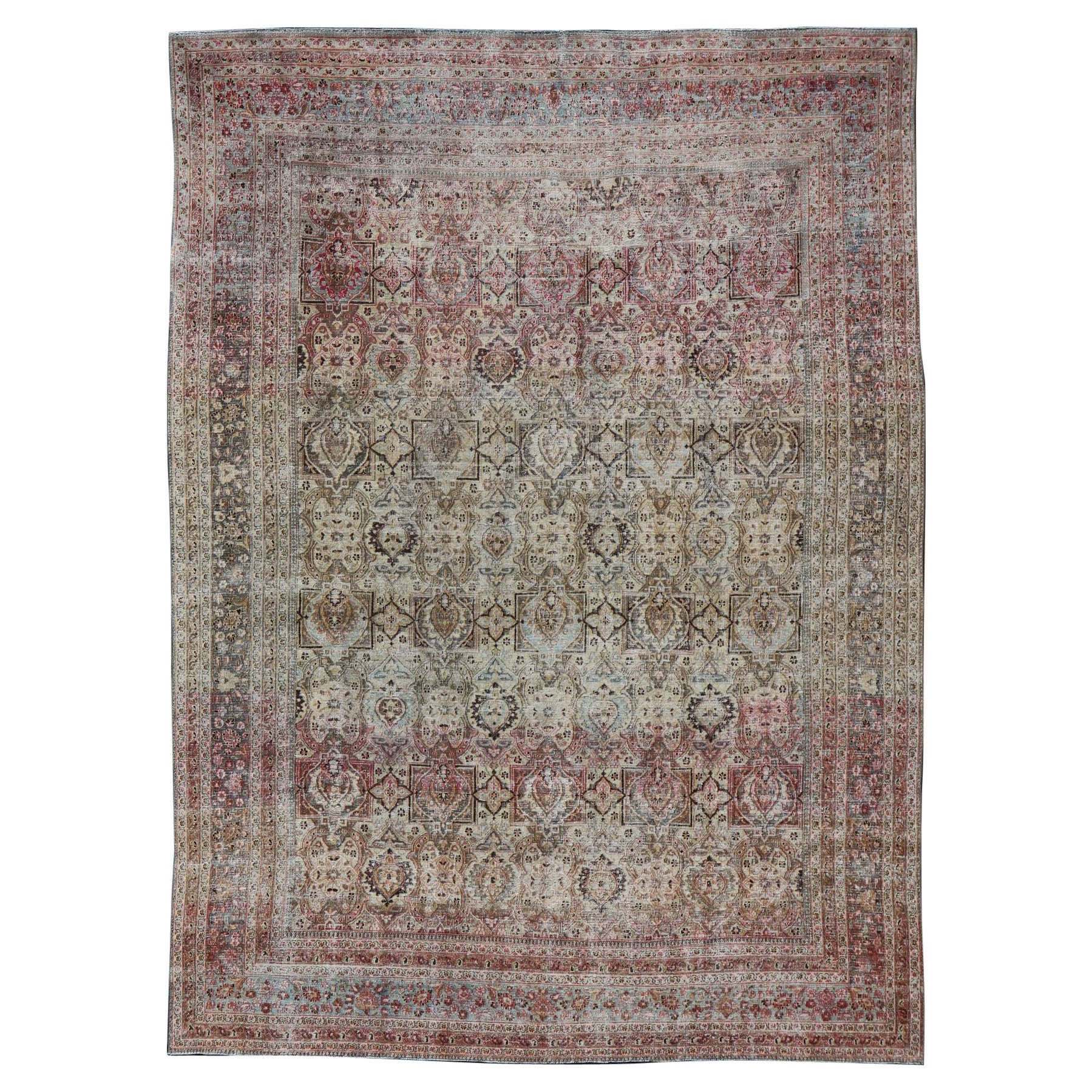 Antico tappeto persiano Khorassan con palmette e fiori geometrici in toni tenui