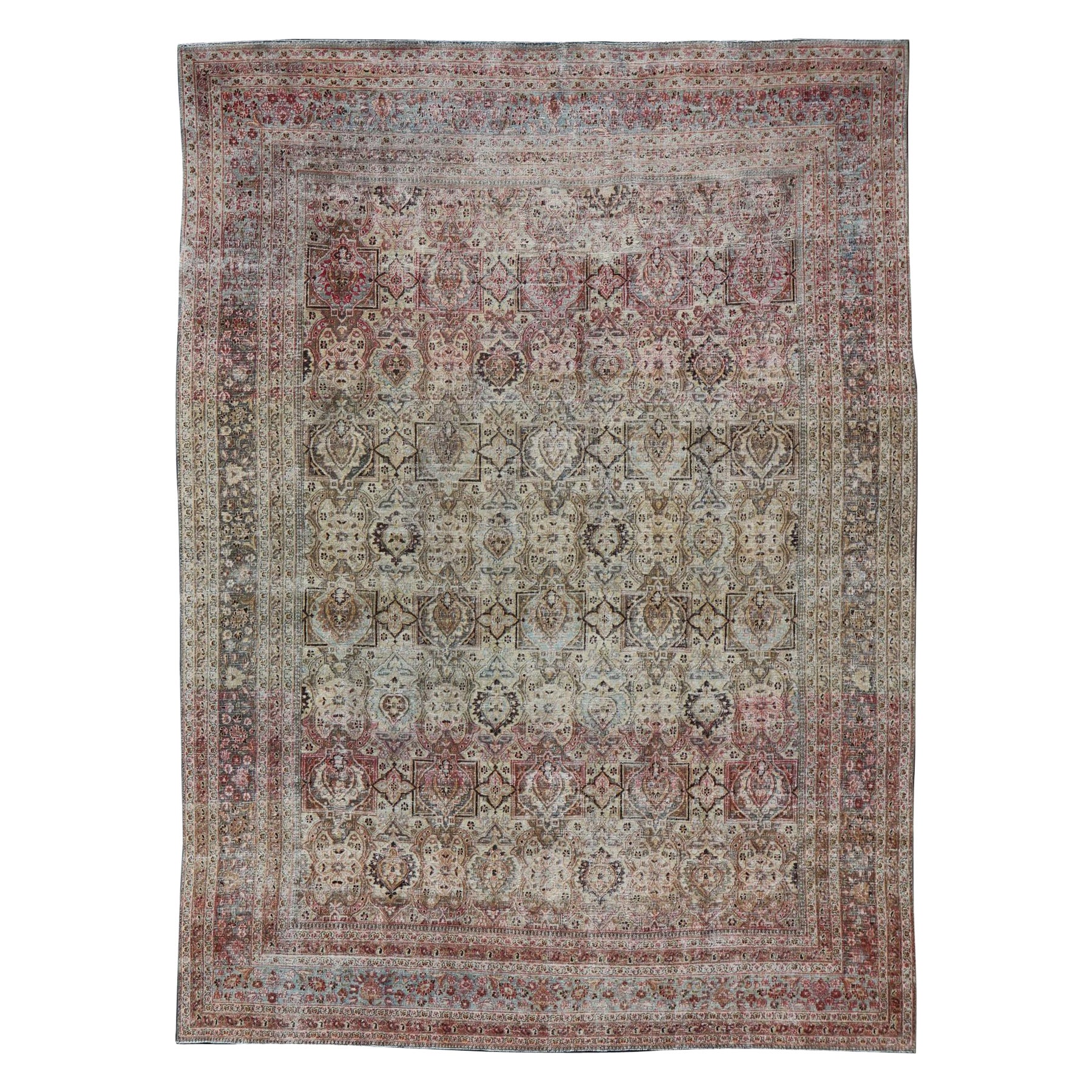 Tapis persan ancien du Khorassan avec palmettes et fleurs géométriques dans des tons doux