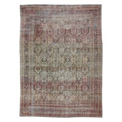 Tapis persan ancien du Khorassan avec palmettes et fleurs géométriques dans des tons doux