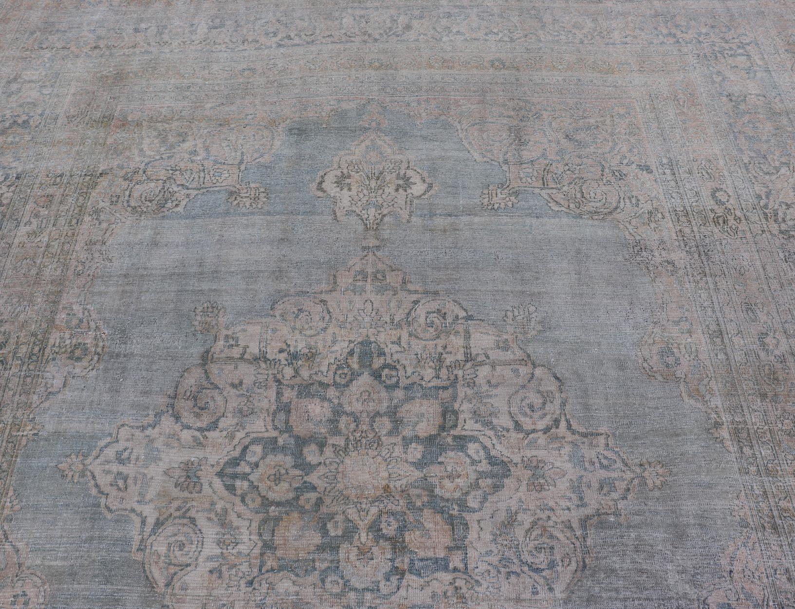 Tapis ancien Khorassan avec médaillon bleu et taupe 9'7 x 13 en vente 3