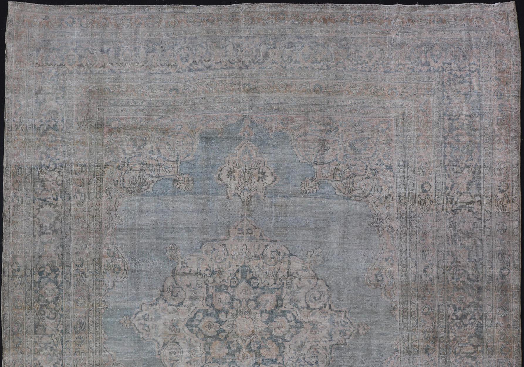 Tapis ancien Khorassan avec médaillon bleu et taupe 9'7 x 13 en vente 4