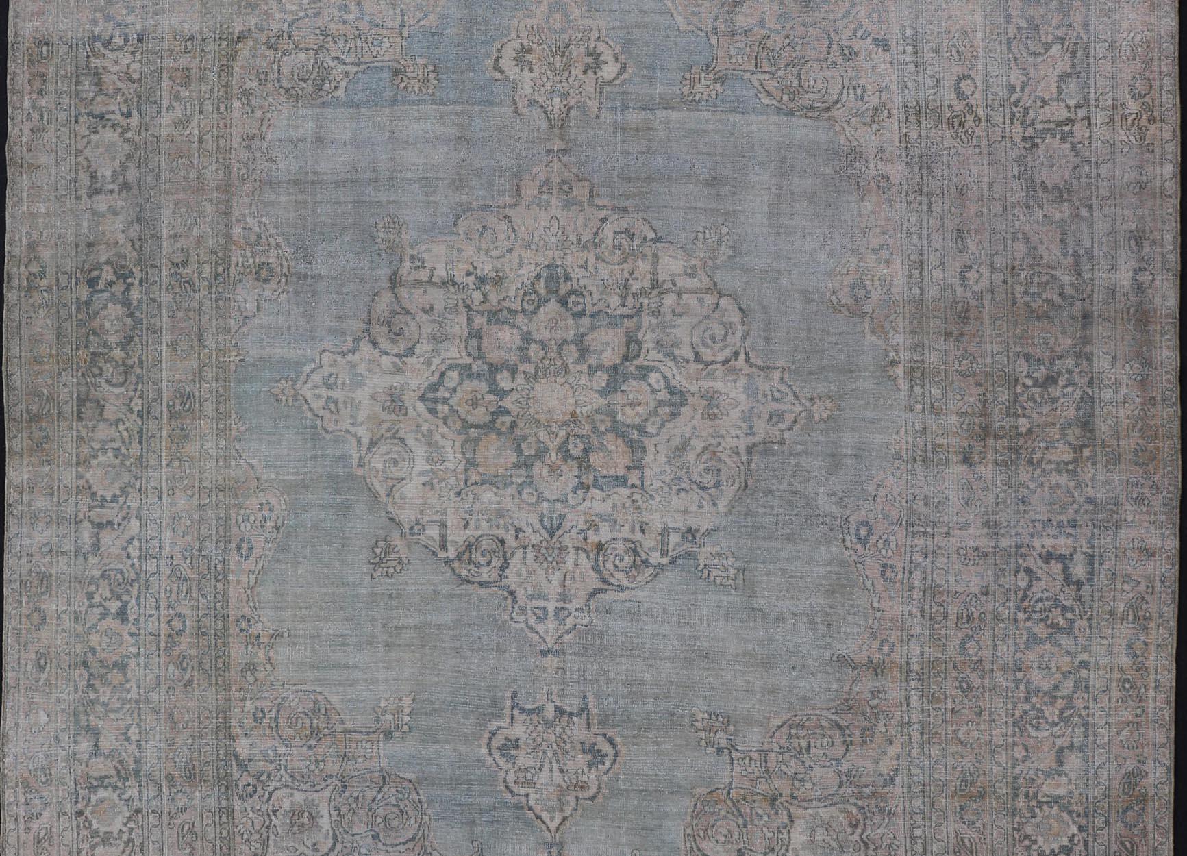 Tapis ancien Khorassan avec médaillon bleu et taupe 9'7 x 13 en vente 5