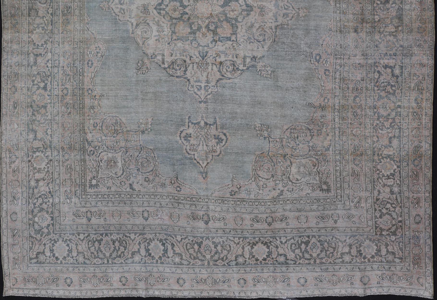 Tapis ancien Khorassan avec médaillon bleu et taupe 9'7 x 13 en vente 6